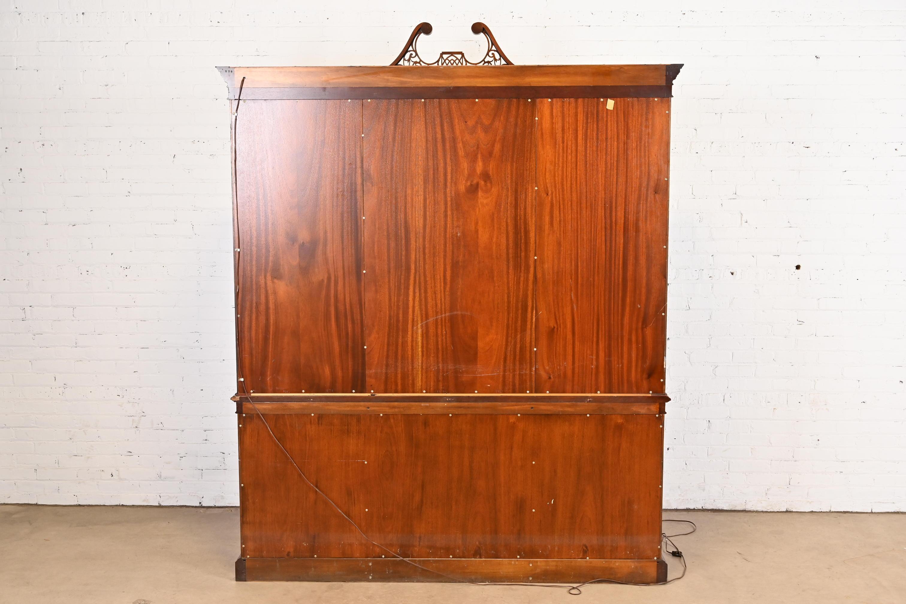 Mario Buatta for John Widdicomb Georgian Carved Mahogany Breakfront Bookcase 5