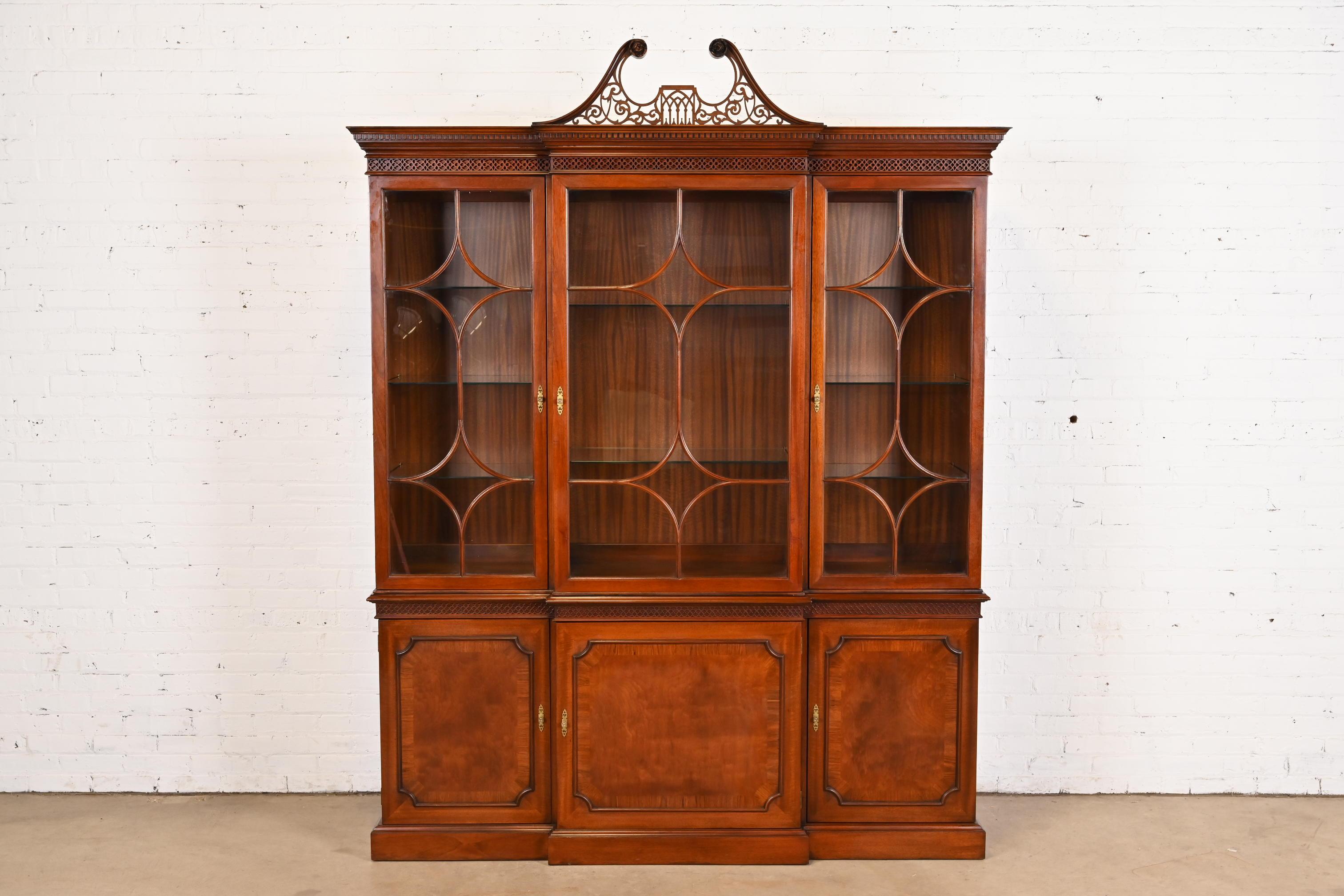 A gorgeous Georgian or Chippendale style lighted breakfront bookcase or dining cabinet

By Mario Buatta for John Widdicomb

USA, Circa 1980s

Stunning mahogany, with mullioned glass front doors, and original brass hardware. Lights work and turn on