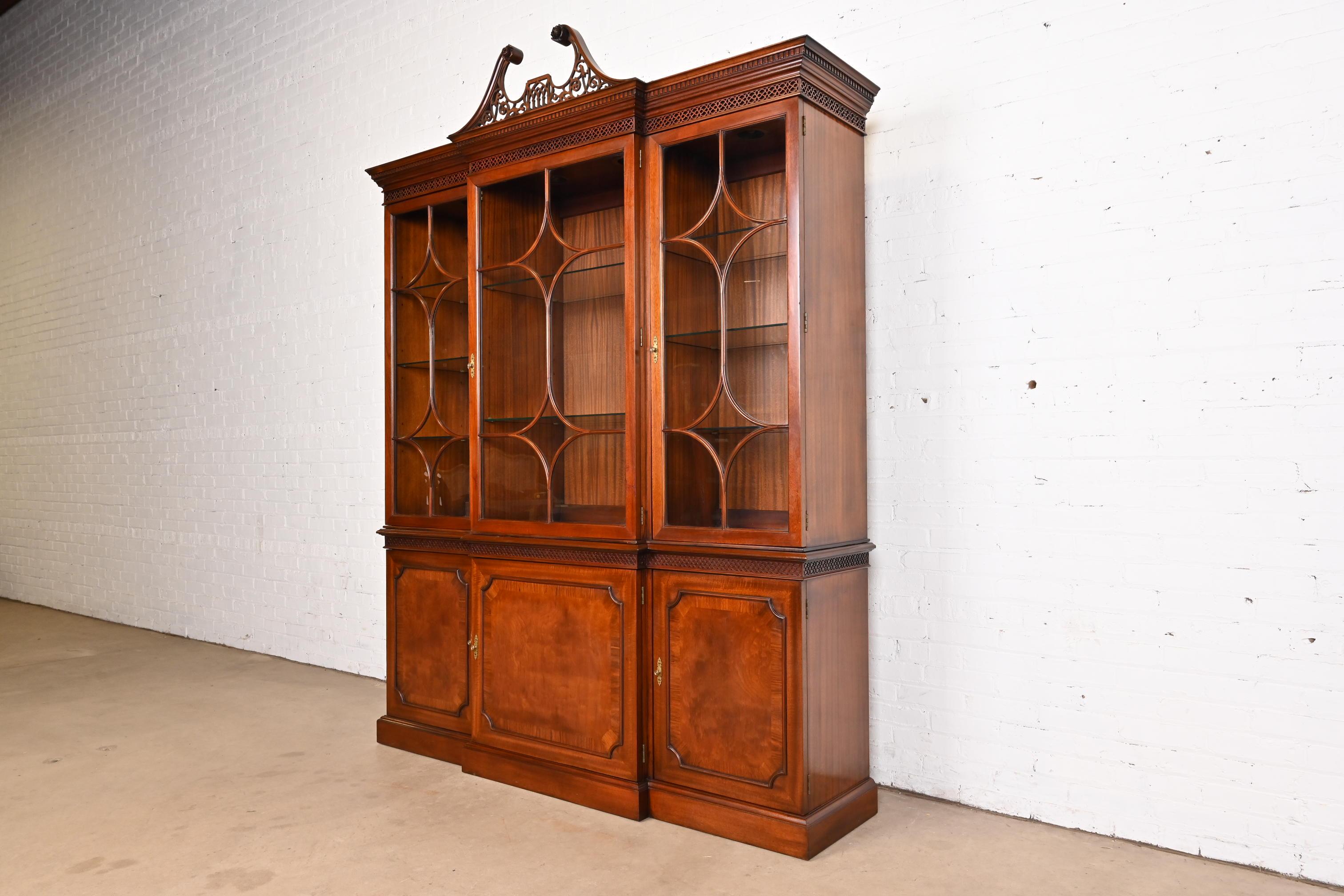 American Mario Buatta for John Widdicomb Georgian Carved Mahogany Breakfront Bookcase