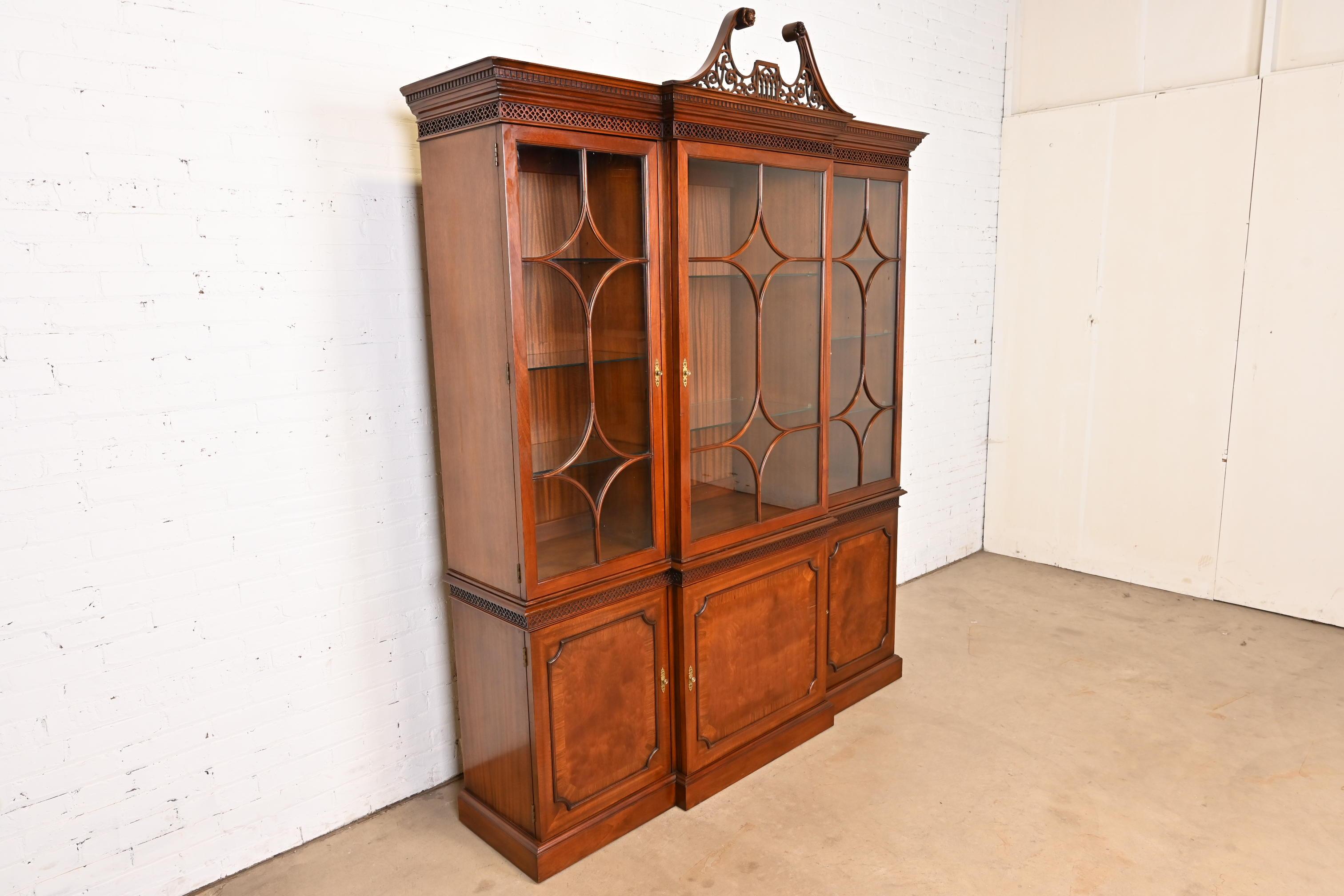 Mario Buatta for John Widdicomb Georgian Carved Mahogany Breakfront Bookcase In Good Condition In South Bend, IN