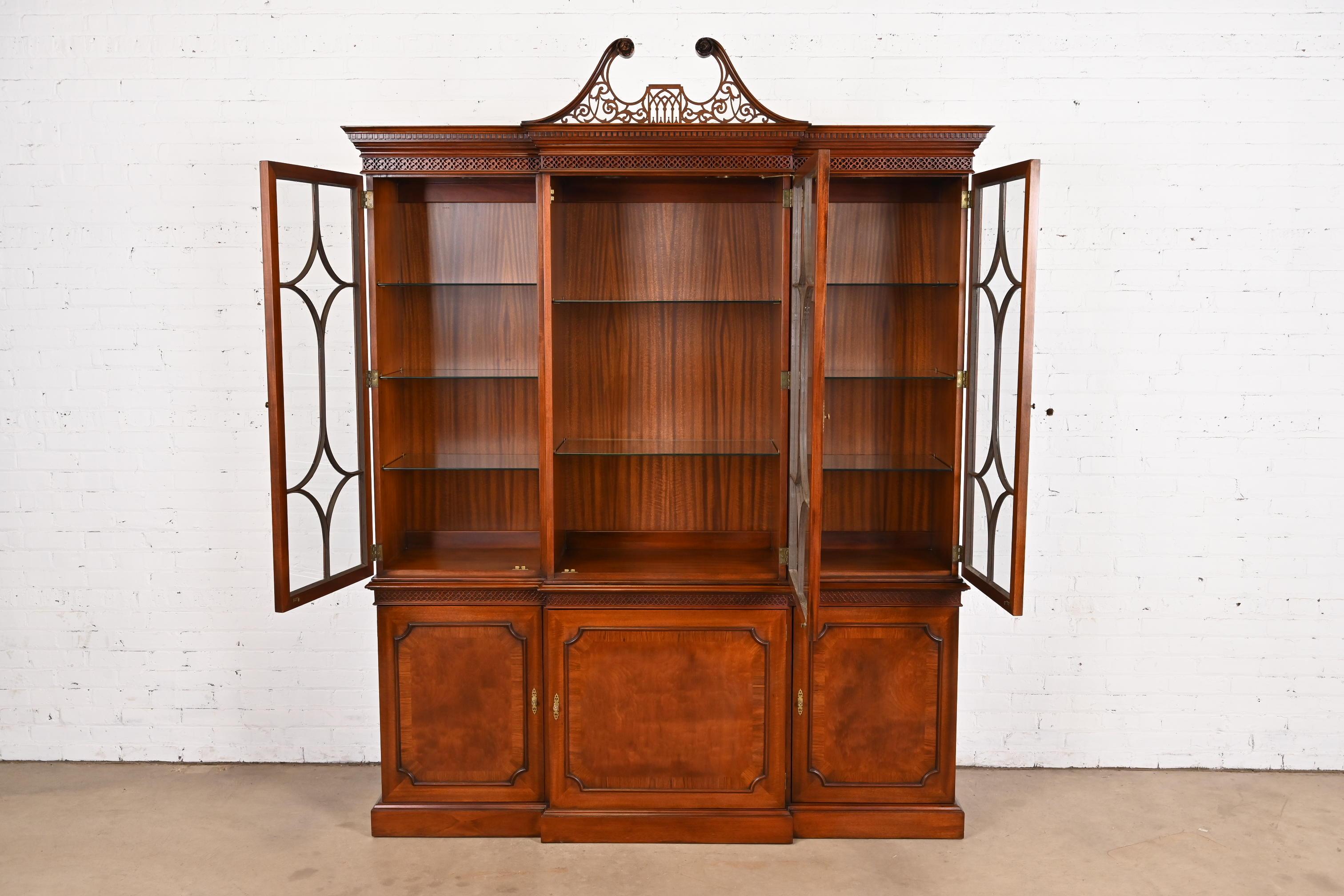 Late 20th Century Mario Buatta for John Widdicomb Georgian Carved Mahogany Breakfront Bookcase