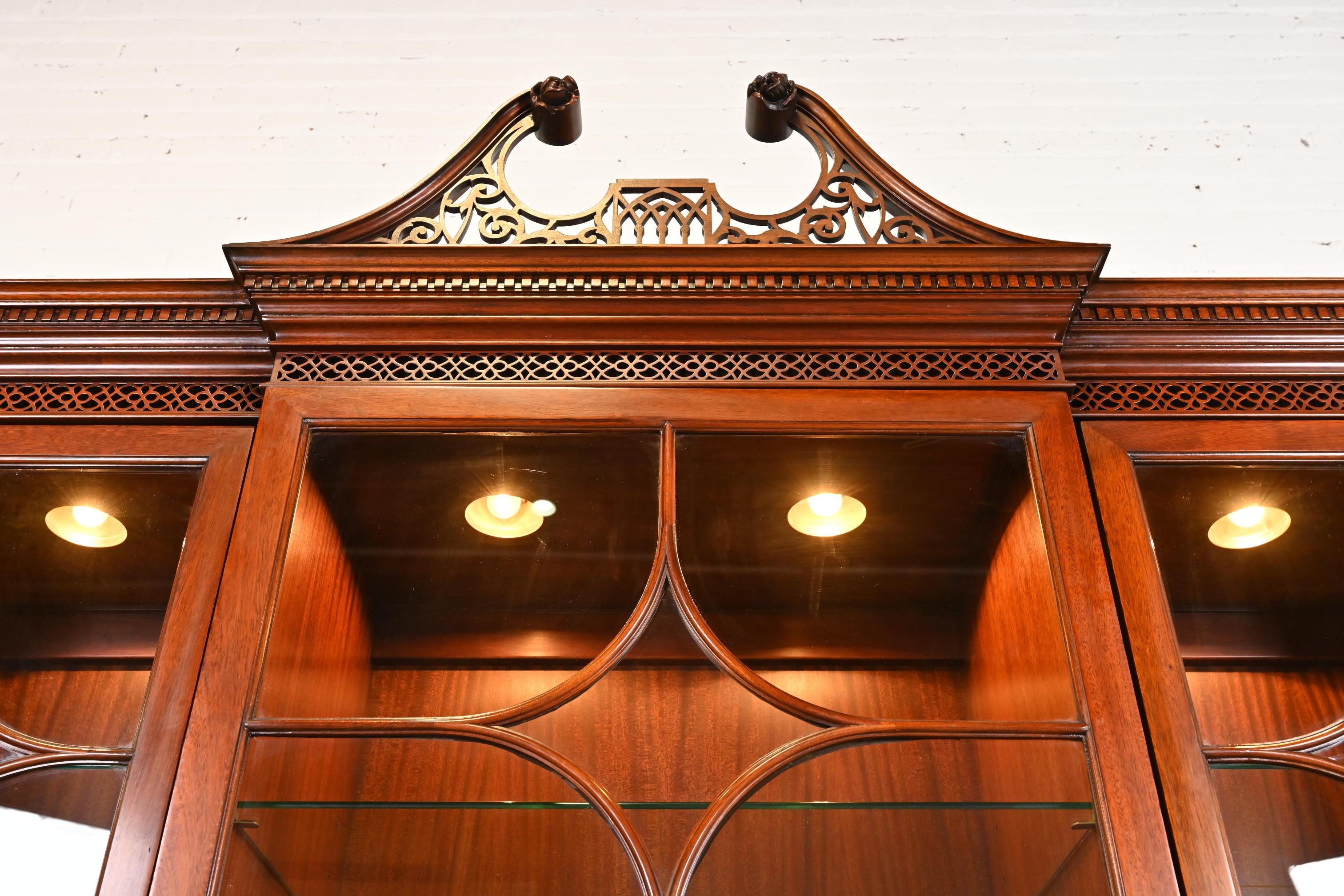 Mario Buatta for John Widdicomb Georgian Carved Mahogany Breakfront Bookcase 2