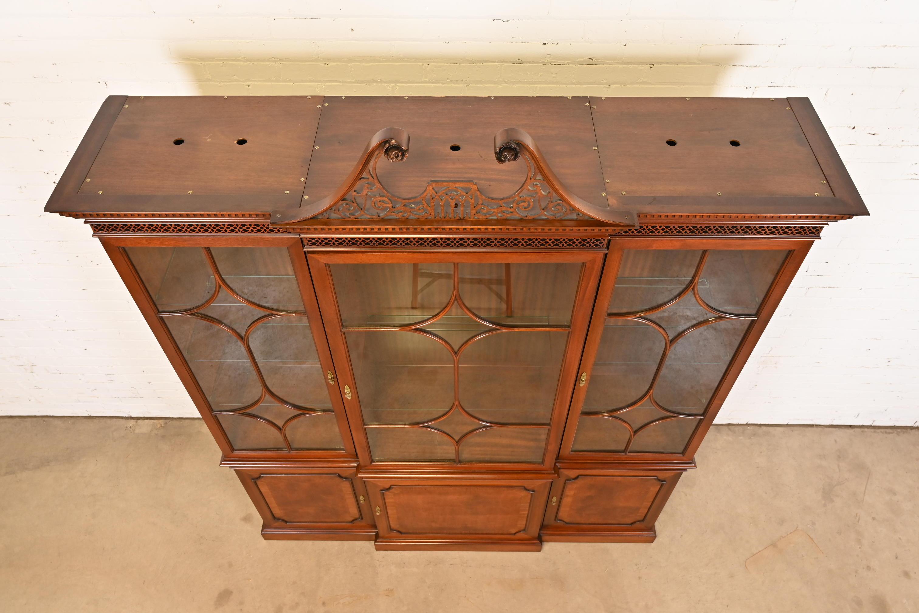 Mario Buatta for John Widdicomb Georgian Carved Mahogany Breakfront Bookcase 3