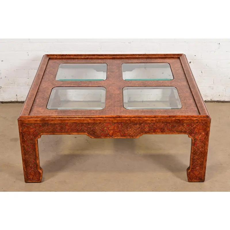Magnifique table basse ou table à cocktail en Chinoiserie de style Régence hollywoodienne

Par Mario Buatta pour John Widdicomb

USA, Circa 1980

Finition en fausse écaille de tortue, avec motif floral asiatique sculpté et plateau en verre