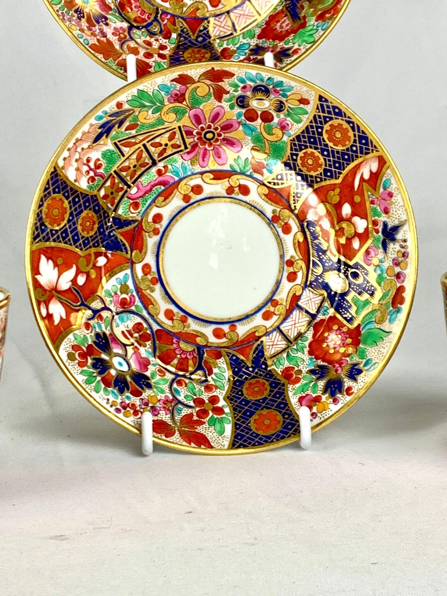 Este vibrante par de tazas y platillos antiguos de porcelana inglesa fue pintado a mano por Barr Flight & Barr Worcester en la fábrica de porcelana de Worcester entre 1807 y 1813.
En mi tienda lo llamamos 