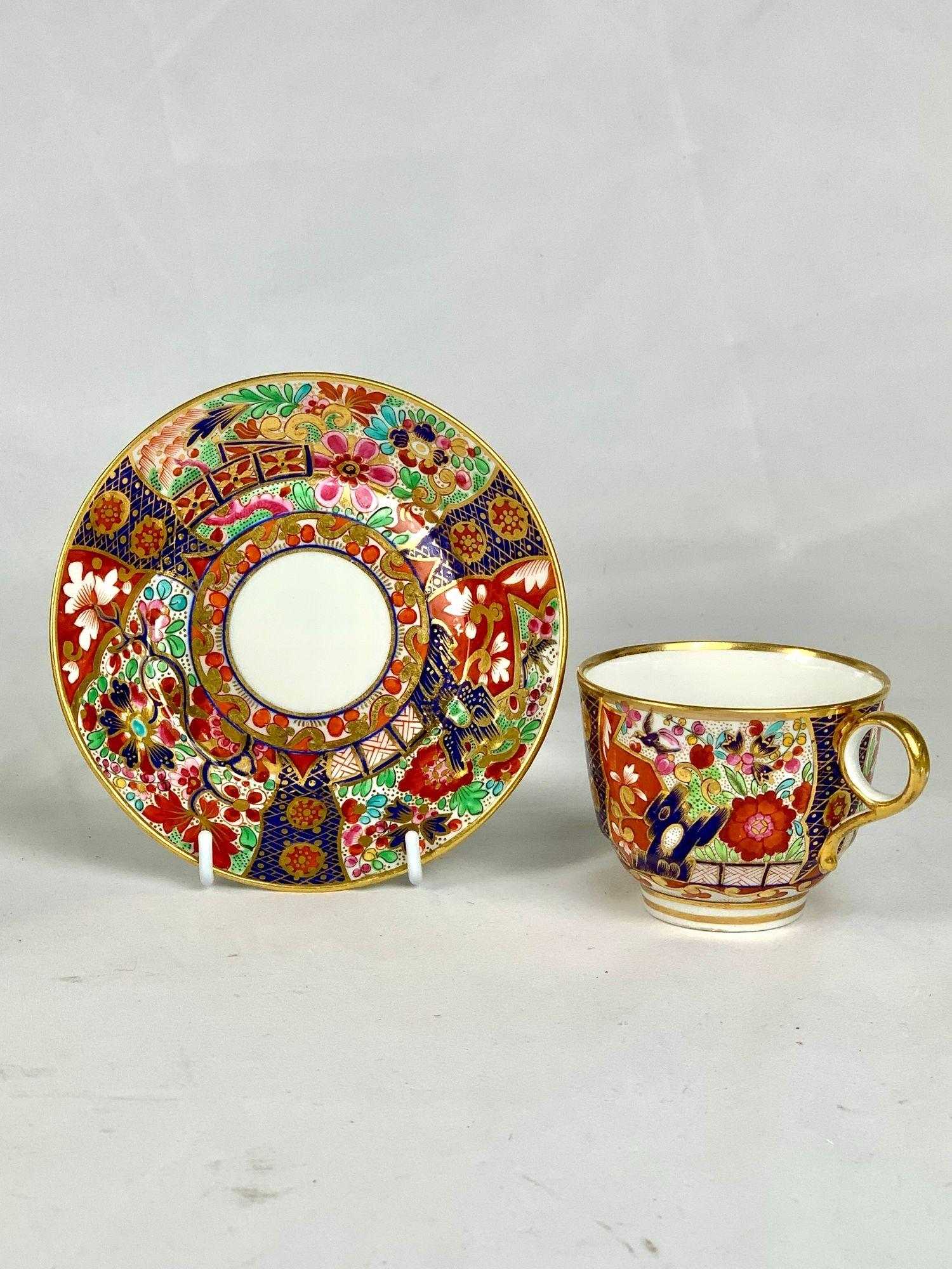 Pareja de tazas y platillos patrón de Mario Buatta BFB Worcester Pintados a mano C- 1810 Inglés en venta