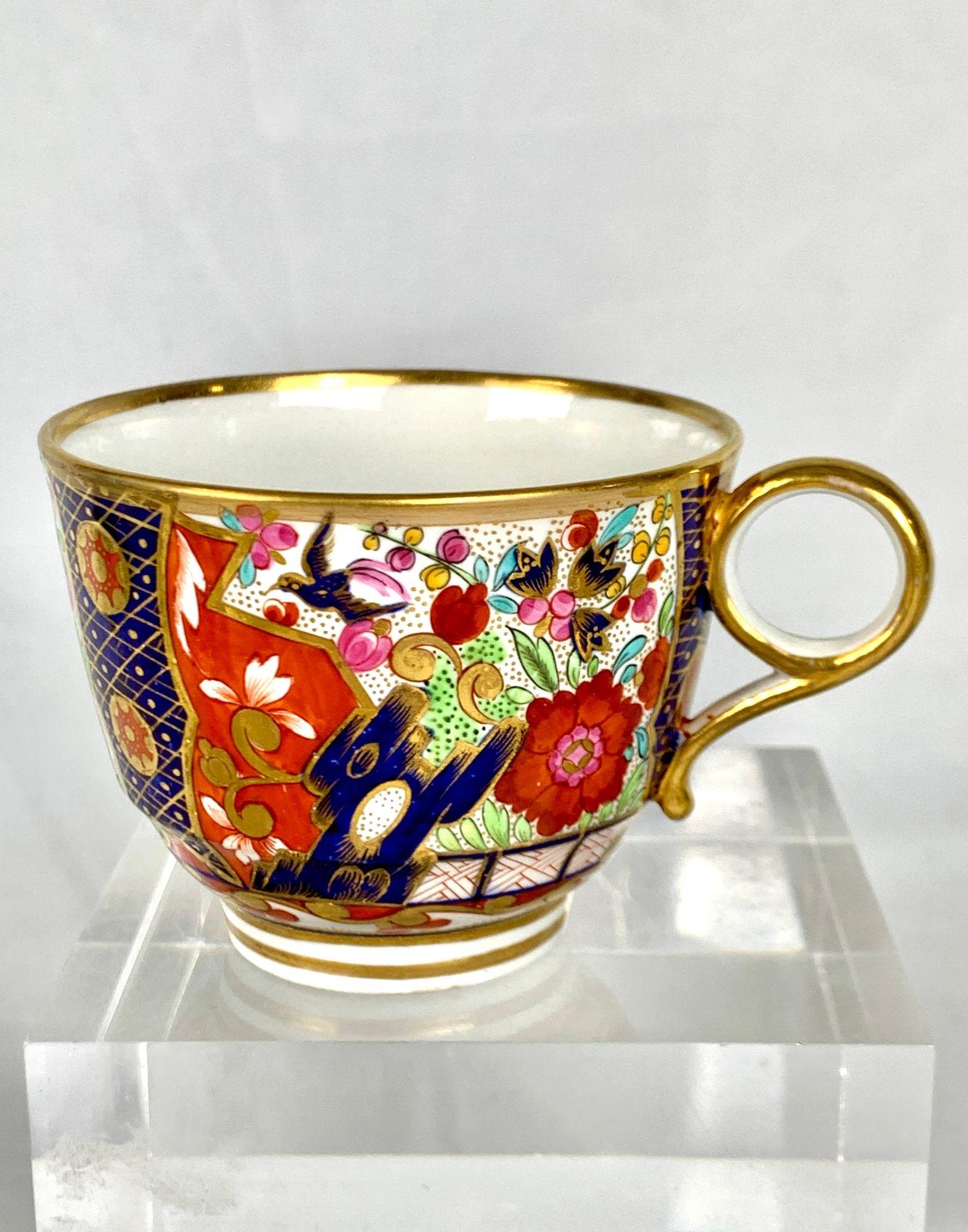 Pareja de tazas y platillos patrón de Mario Buatta BFB Worcester Pintados a mano C- 1810 Pintado a mano en venta