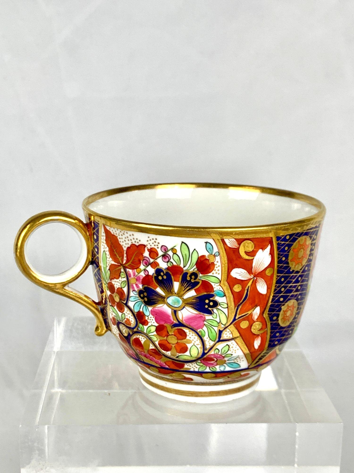 Pareja de tazas y platillos patrón de Mario Buatta BFB Worcester Pintados a mano C- 1810 en Excelente estado para la venta en Katonah, NY