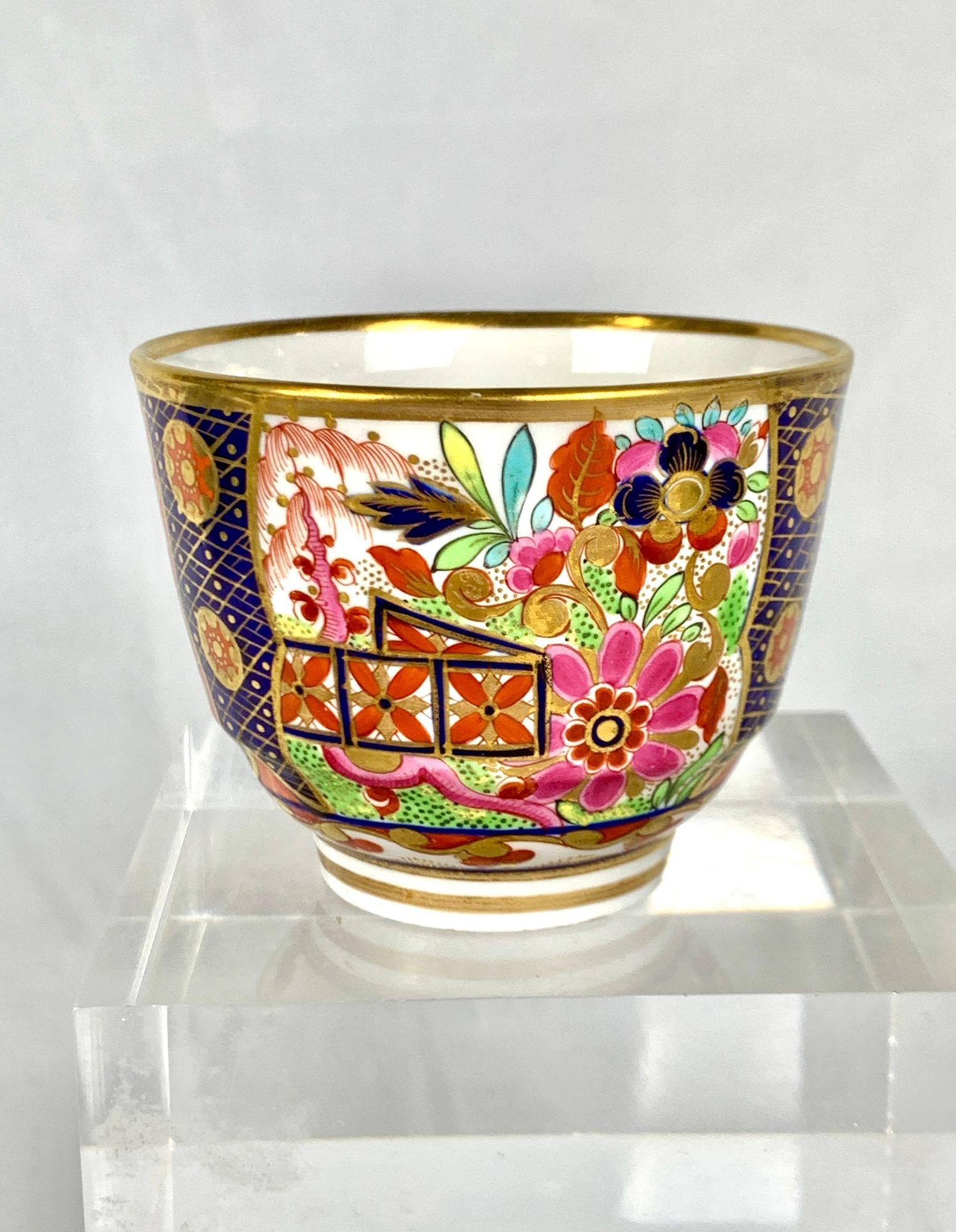 Pareja de tazas y platillos patrón de Mario Buatta BFB Worcester Pintados a mano C- 1810 siglo XIX en venta