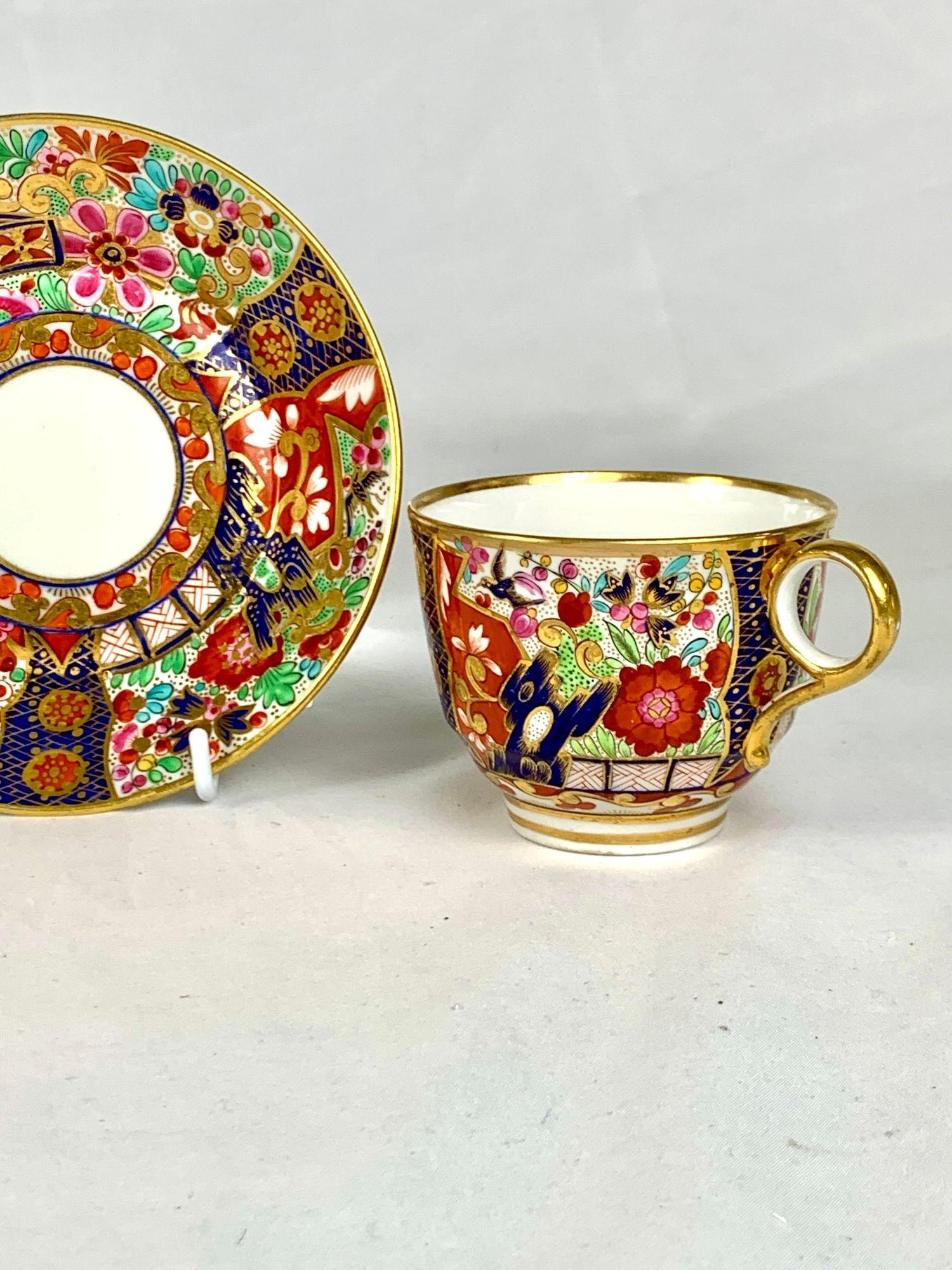 Pareja de tazas y platillos patrón de Mario Buatta BFB Worcester Pintados a mano C- 1810 en venta 1