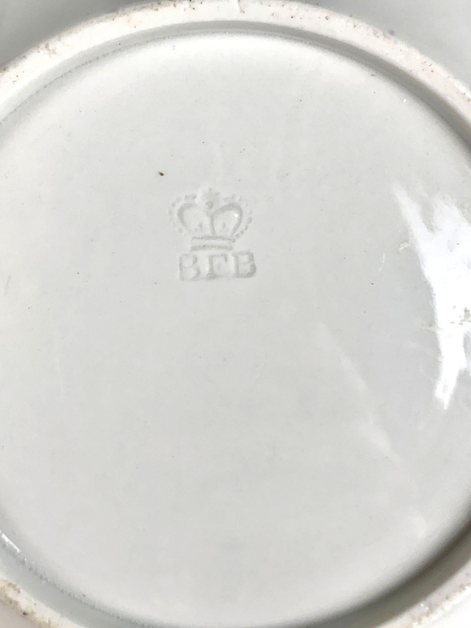 Pareja de tazas y platillos patrón de Mario Buatta BFB Worcester Pintados a mano C- 1810 en venta 2