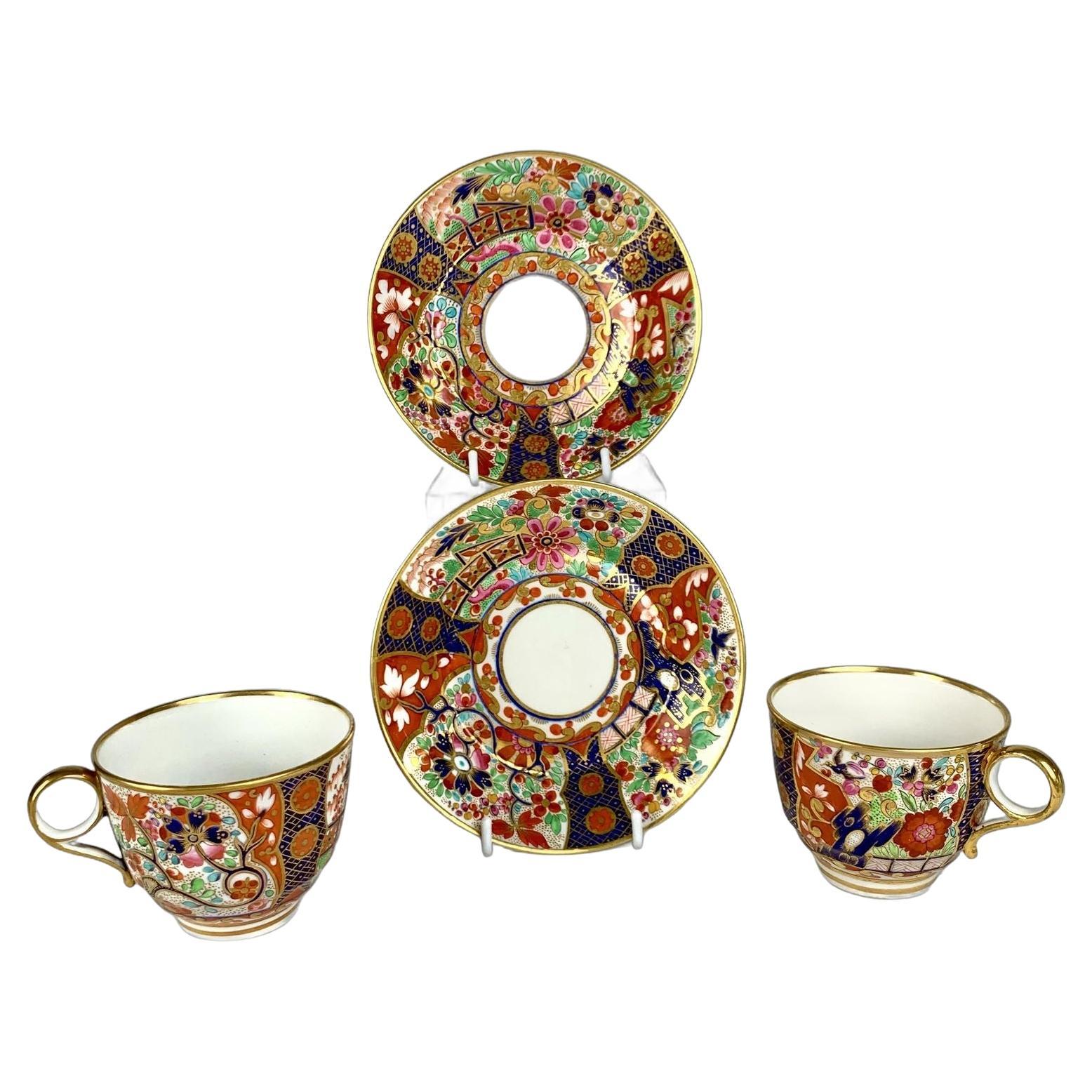 Pareja de tazas y platillos patrón de Mario Buatta BFB Worcester Pintados a mano C- 1810 en venta