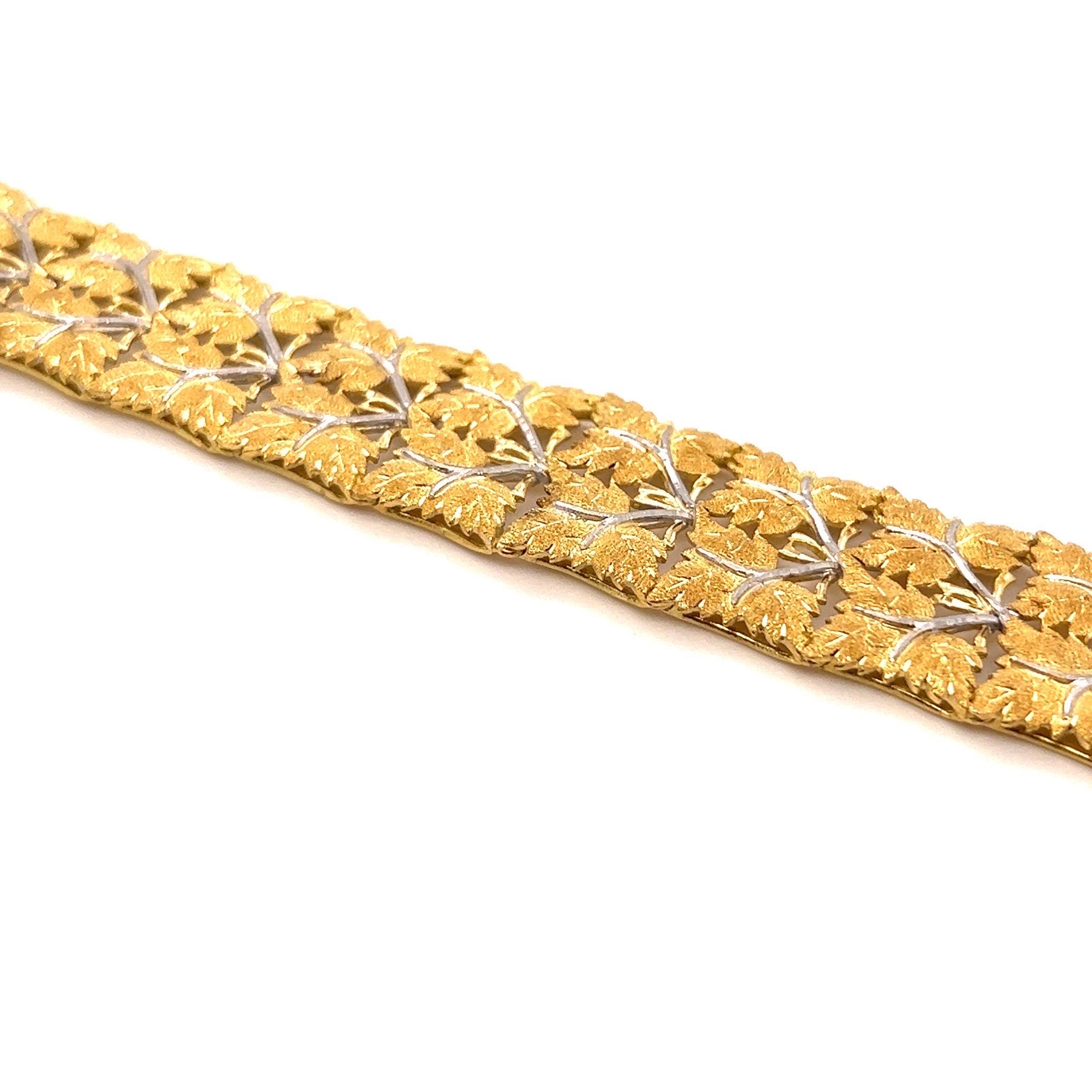 Délicat et élégant bracelet en or jaune et blanc 18 carats de Mario Buccellati, années 1950.

Réalisé de main de maître en or 18 carats, ce bracelet à maillons filigranes est composé de feuilles de vigne en or jaune finement texturées et mates, les
