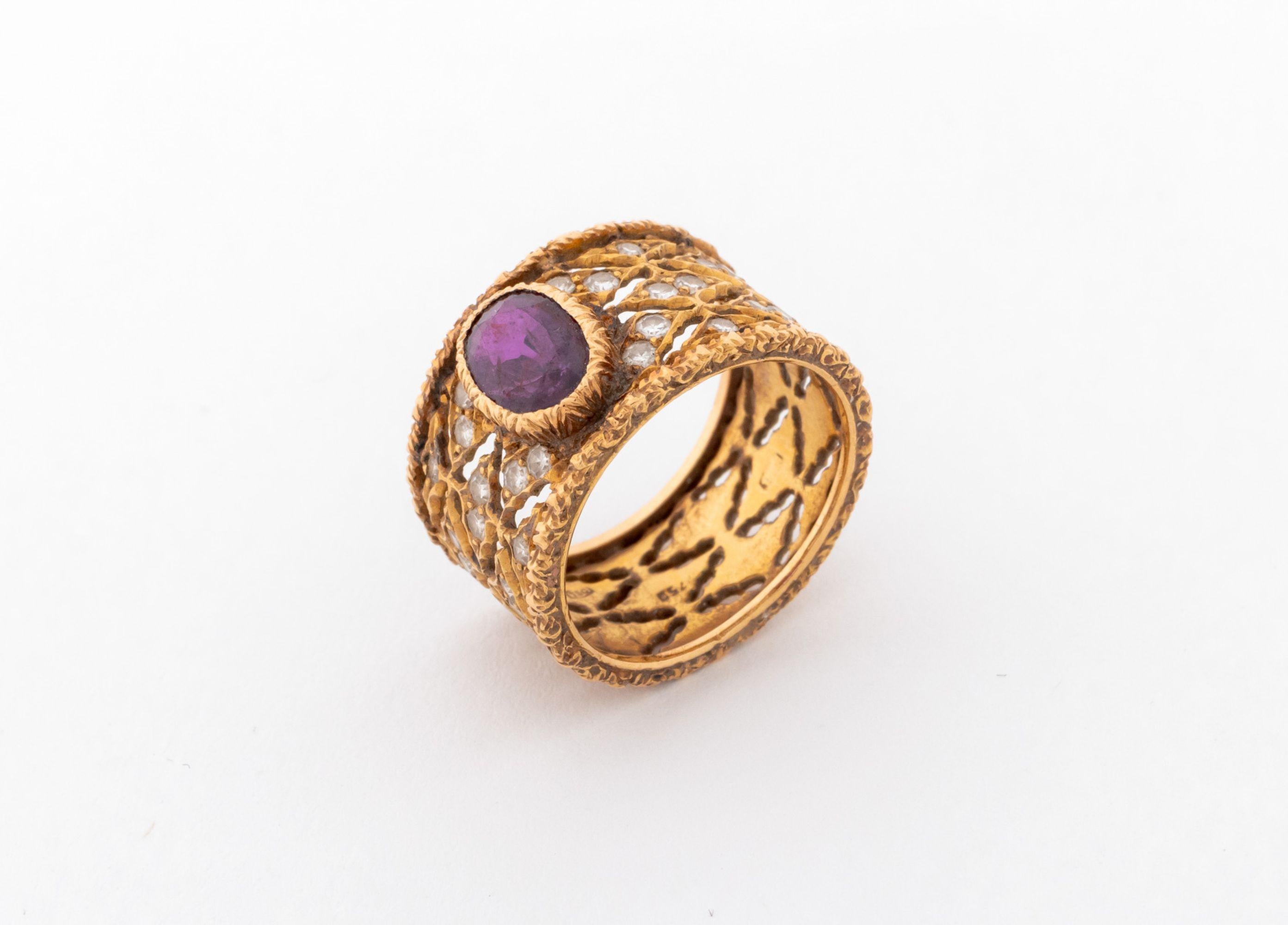 Mario Buccellati 18K Gelb & Weißgold Rubin-Diamant-Ring, geschmückt mit einem zentrierten Lünette gesetzt ovalem Brillantschliff Rubin ca. 1,35 Karat, weiter mit vierundzwanzig Pave-Set rund facettierten Diamanten mit einem Gesamtgewicht von ca.