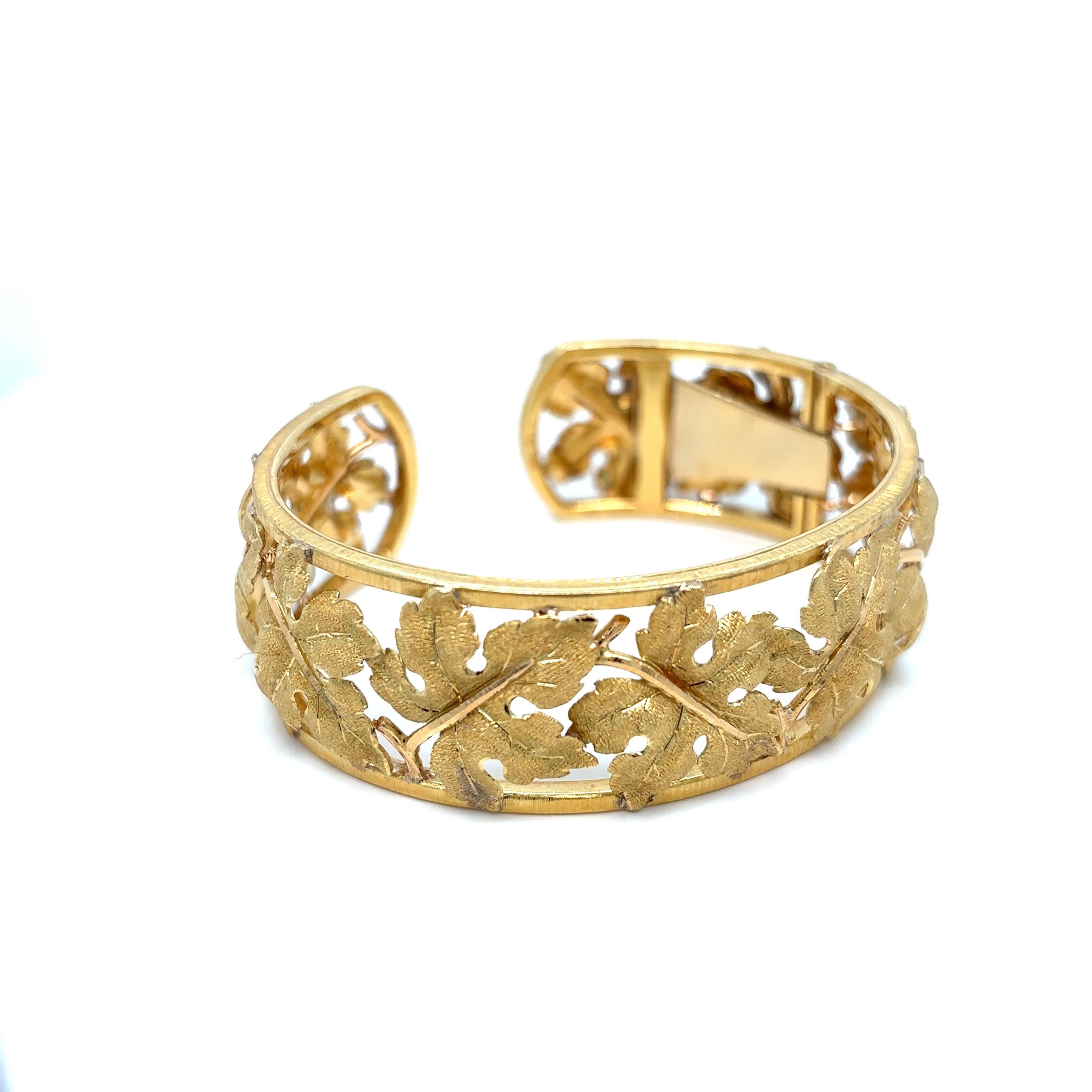 Iconic bracelet Mario Buccellati, from approximately 1960s.

Masterfully handcrafted in 18 karat gold, this filigree link bracelet is composed of finely textured, matt-finished yellow gold grape leaves.

Weight: 45,50 Grams
Length: 18 cm / 7
