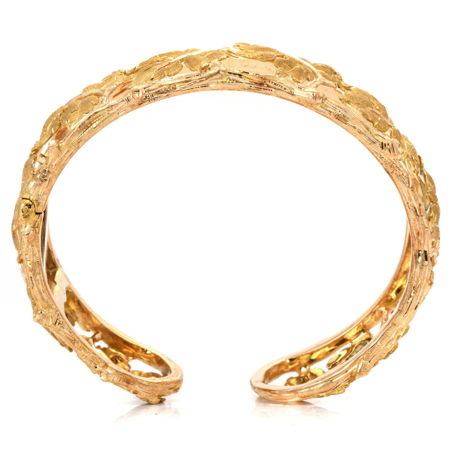 A luxurious bracelet from the Original Mario Buccellati, from approximately 1960s.

Crafted in solid 18K yellow gold, featuring the exquisite hand-made textured Maple Leaf Motif design from the Buccellati jewelry.

It is accompanied by a Buccelatti