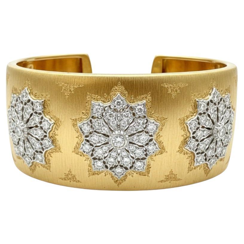 Bracciale traforato con diamanti in oro giallo e bianco 18KT - Vintage italiano

Questo squisito braccialetto in oro giallo e bianco 18KT è una vera e propria testimonianza dell'alta artigianalità italiana. Il suo intricato design traforato,