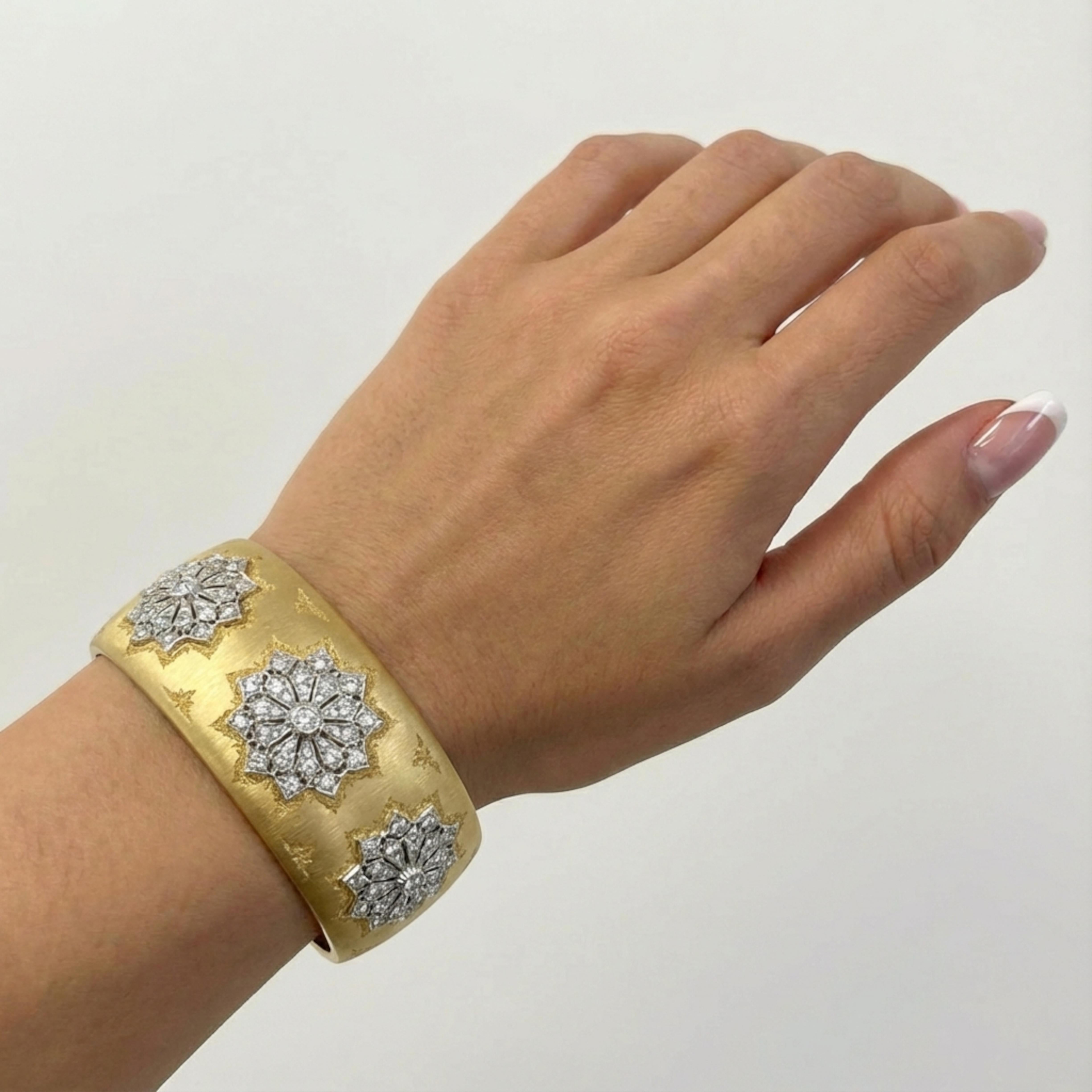 Mario Buccellati, bracciale traforato con diamanti in oro giallo e bianco 18 carati