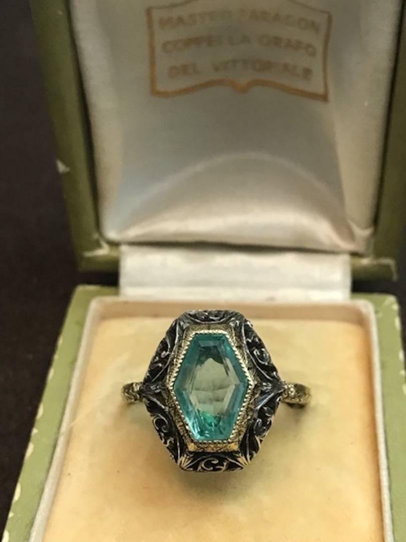 Mario Buccellati Ring made in 1927 for the Italian poet Gabriele d'Annunzio who offered it to a lady, Carla. 
The ring is in yellow gold, the top part in silver set with an emerald.
Comes in original box and a Buccellati certificate. 
(6,7 grs)