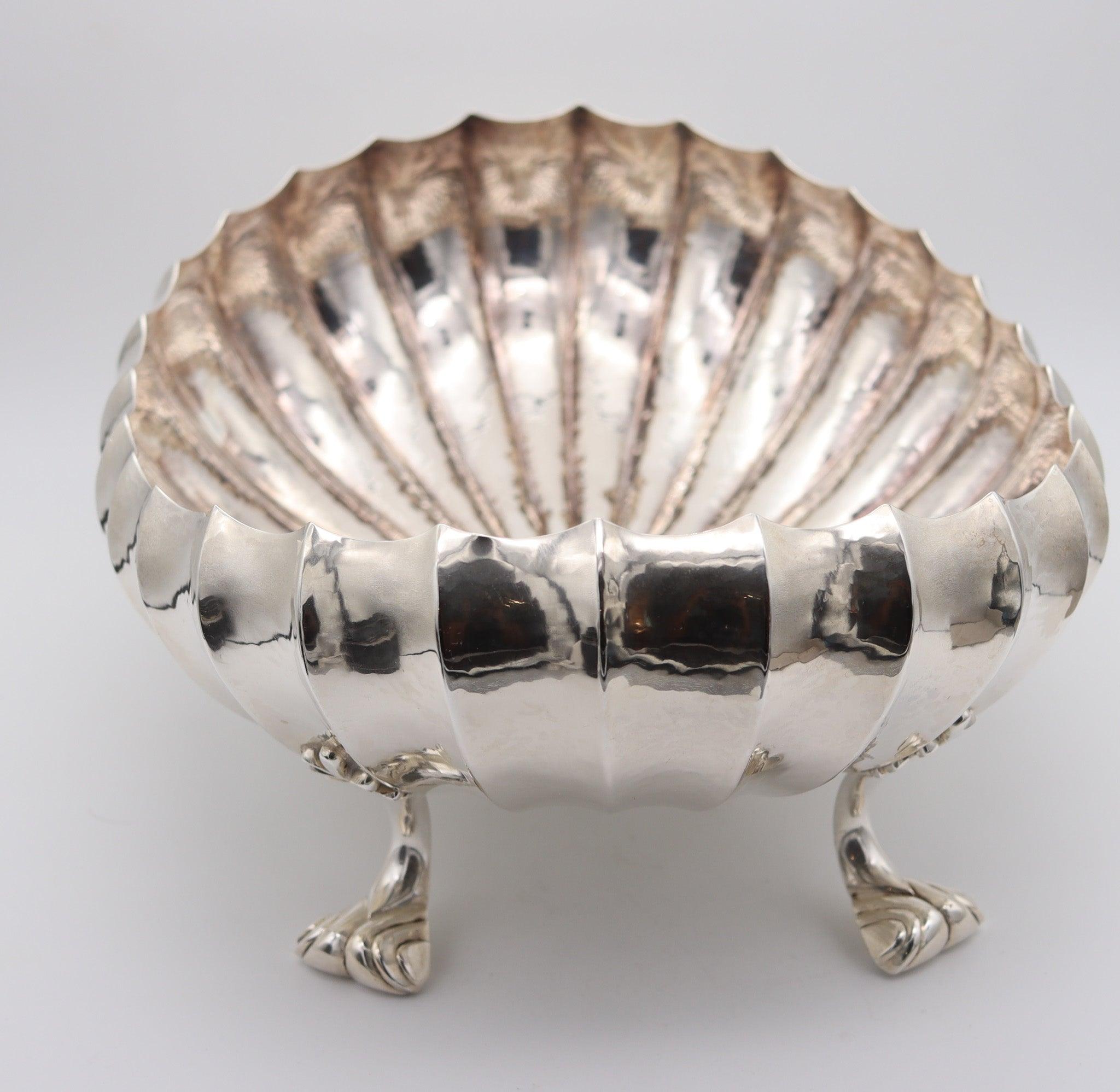 MARIO BUCCELLATI Jarrón ovoide con centro festoneado 1960 de plata de ley .925 maciza Moderno de mediados de siglo en venta