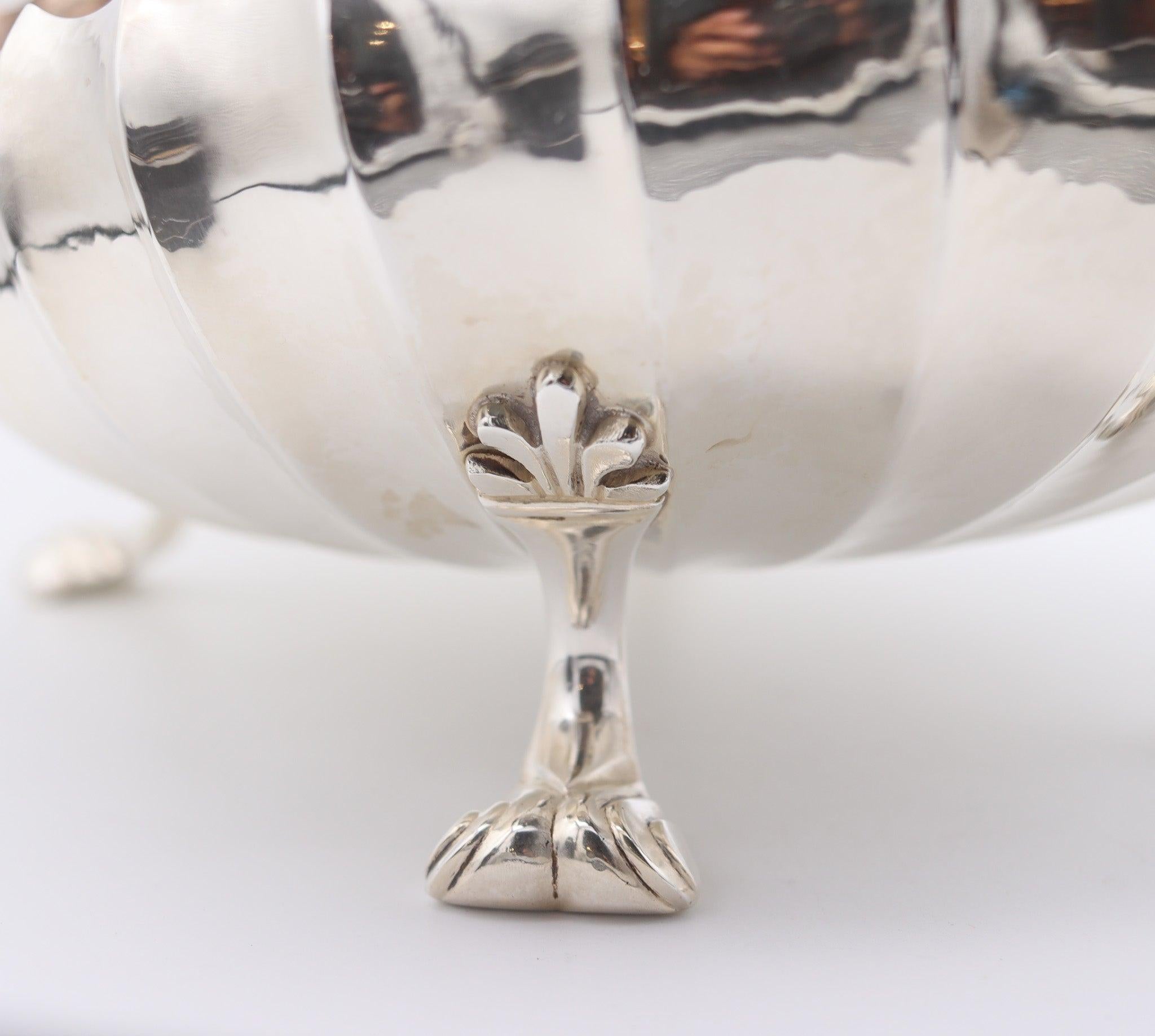 MARIO BUCCELLATI Jarrón ovoide con centro festoneado 1960 de plata de ley .925 maciza Italiano en venta