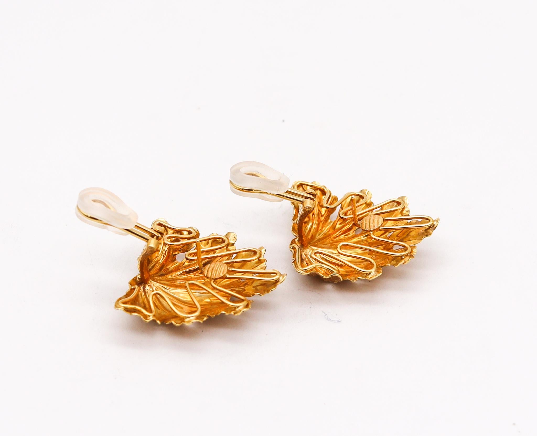 Baroque Mario Buccellati 1970 Oversized Leafs Clips Earrings Textured 18kt Yellow Gold For Sale