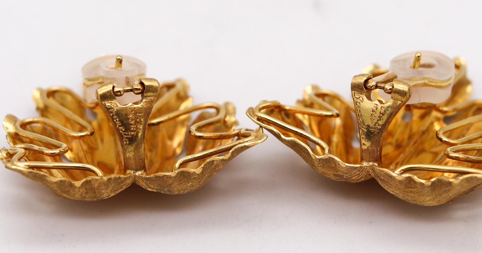 Mario Buccellati 1970 Oversized Leafs Clips Earrings Textured 18kt Yellow Gold In Excellent Condition For Sale In Miami, FL