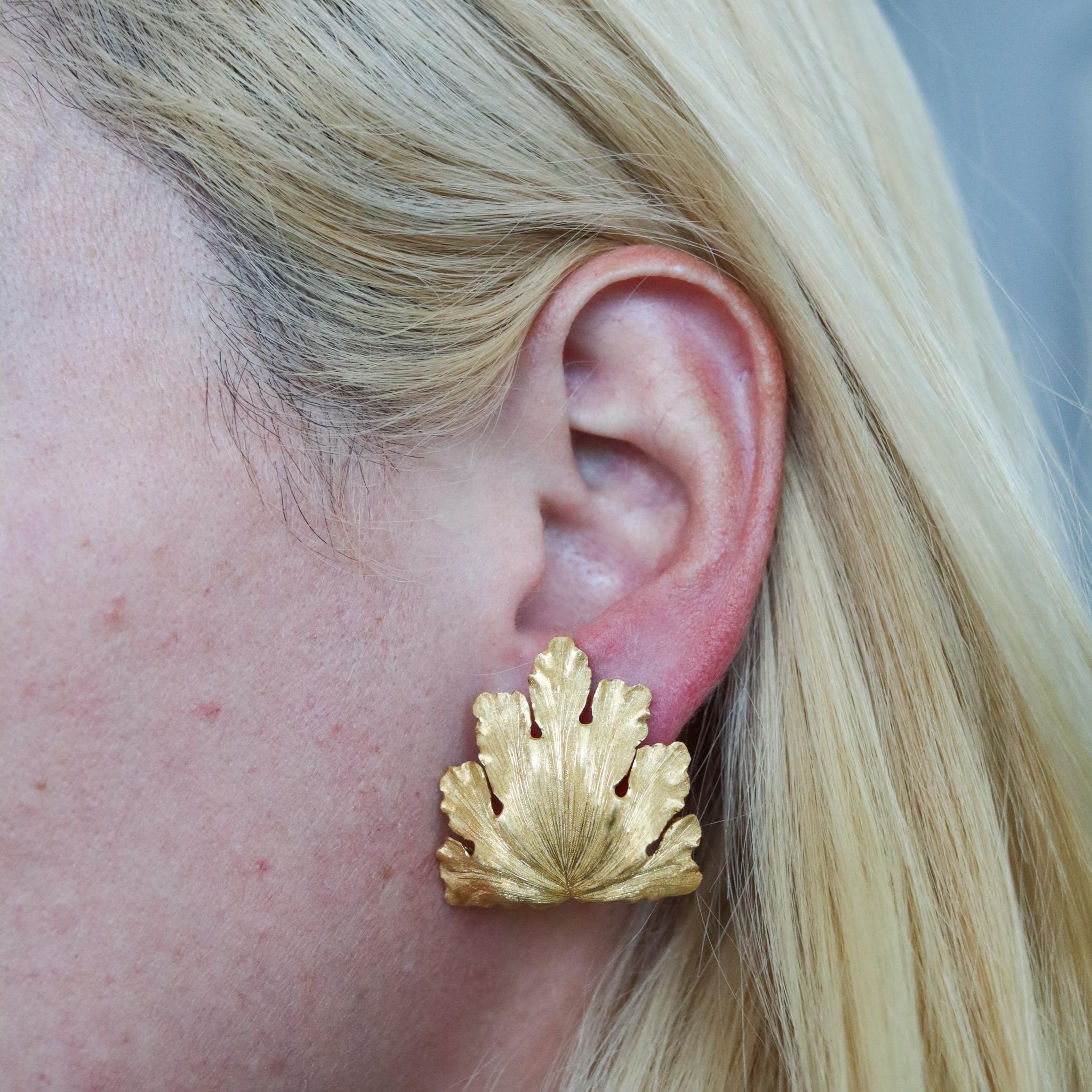 Mario Buccellati 1970 Oversized Leafs Clips Earrings Textured 18kt Yellow Gold For Sale 1