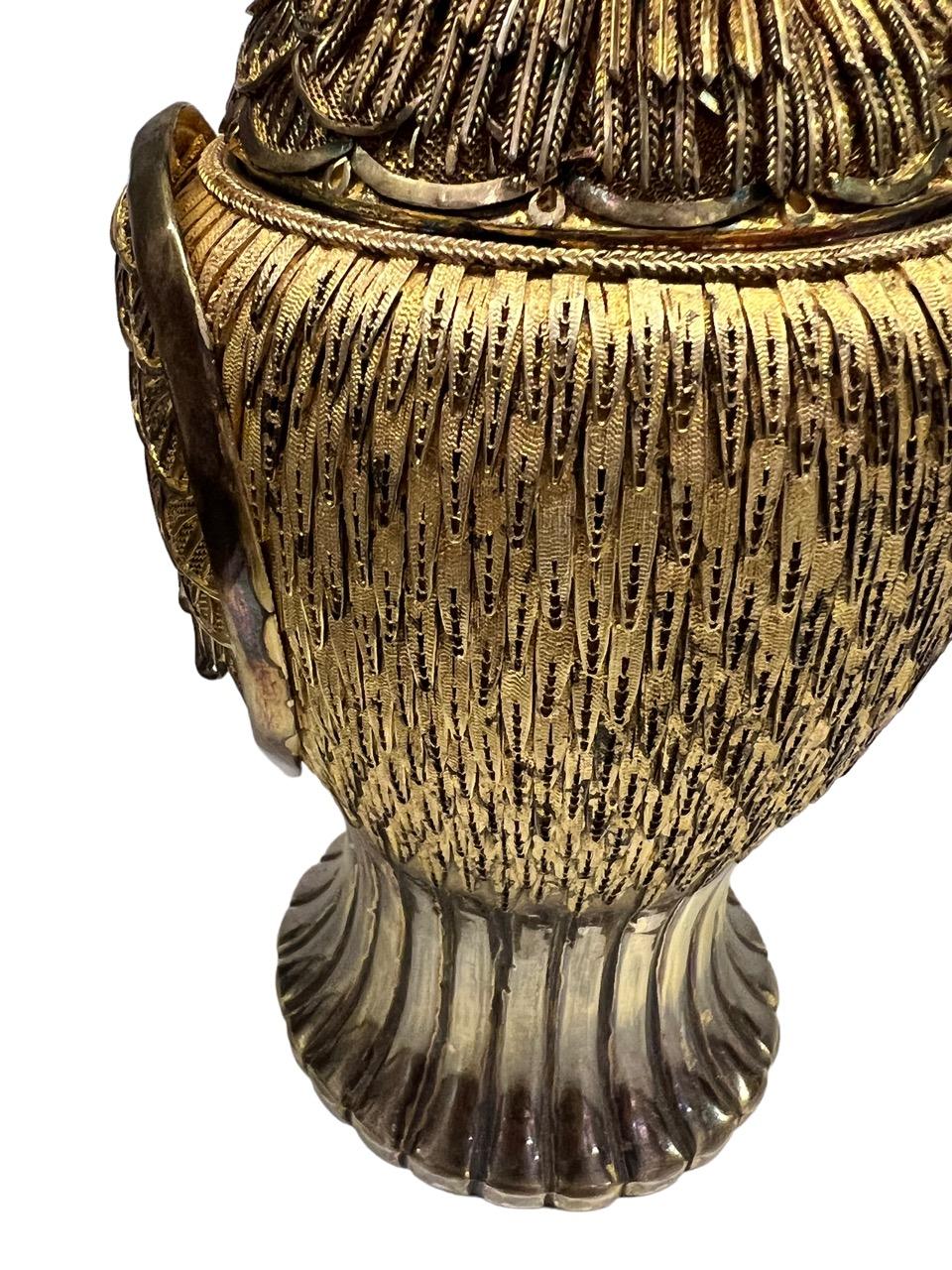Mario Buccellati, Vaso in argento dorato e smalto del XX secolo raffigurante un pappagallo in vendita 6