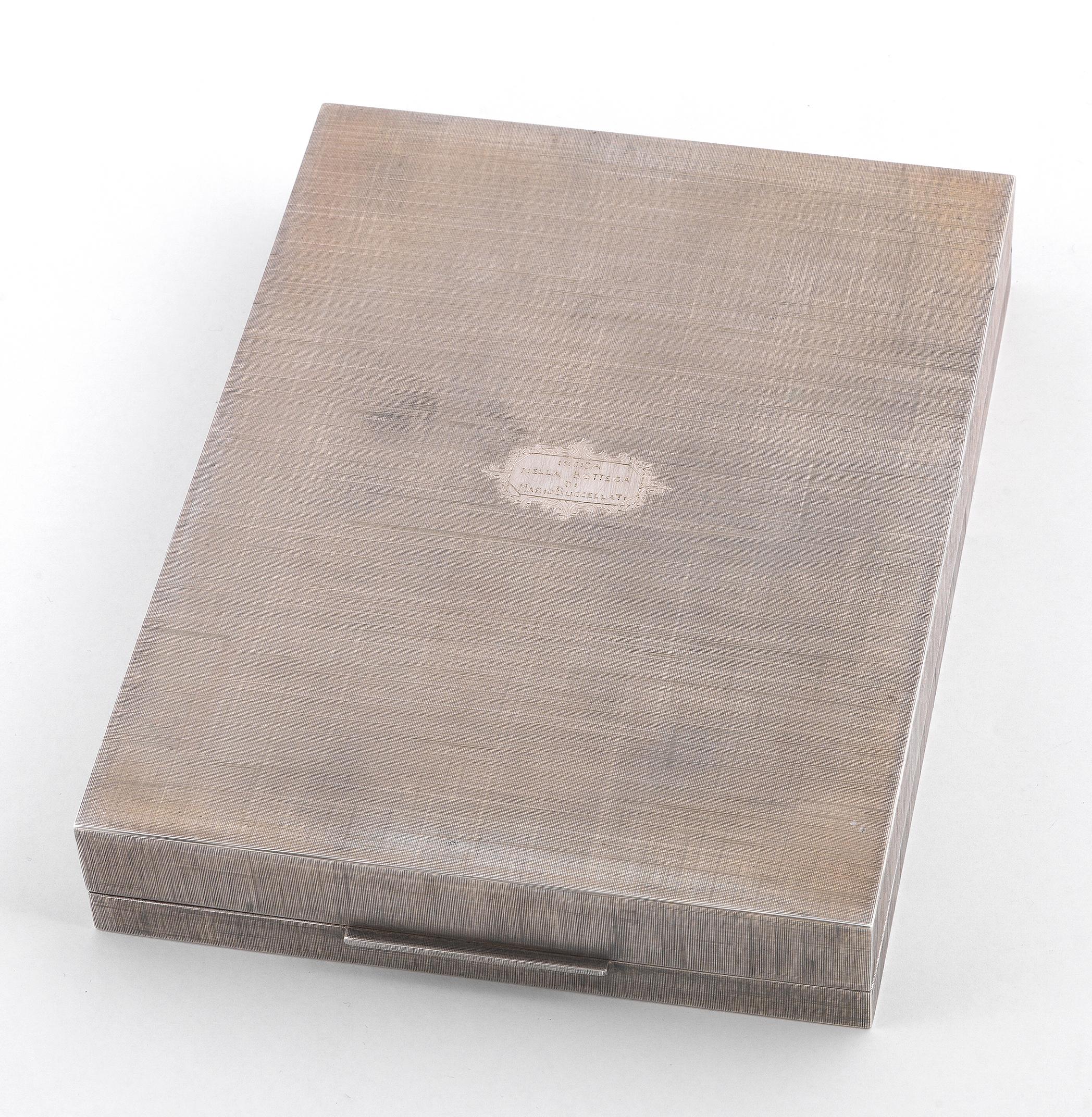 Rectangular form with matted textured surfaces, the hinged cover with etched MEDINA THE PROFHET'S MOSQUE, the front with ribbed thumb piece, polished interior with engraved dotted pattern, length 12cm x 16cm.