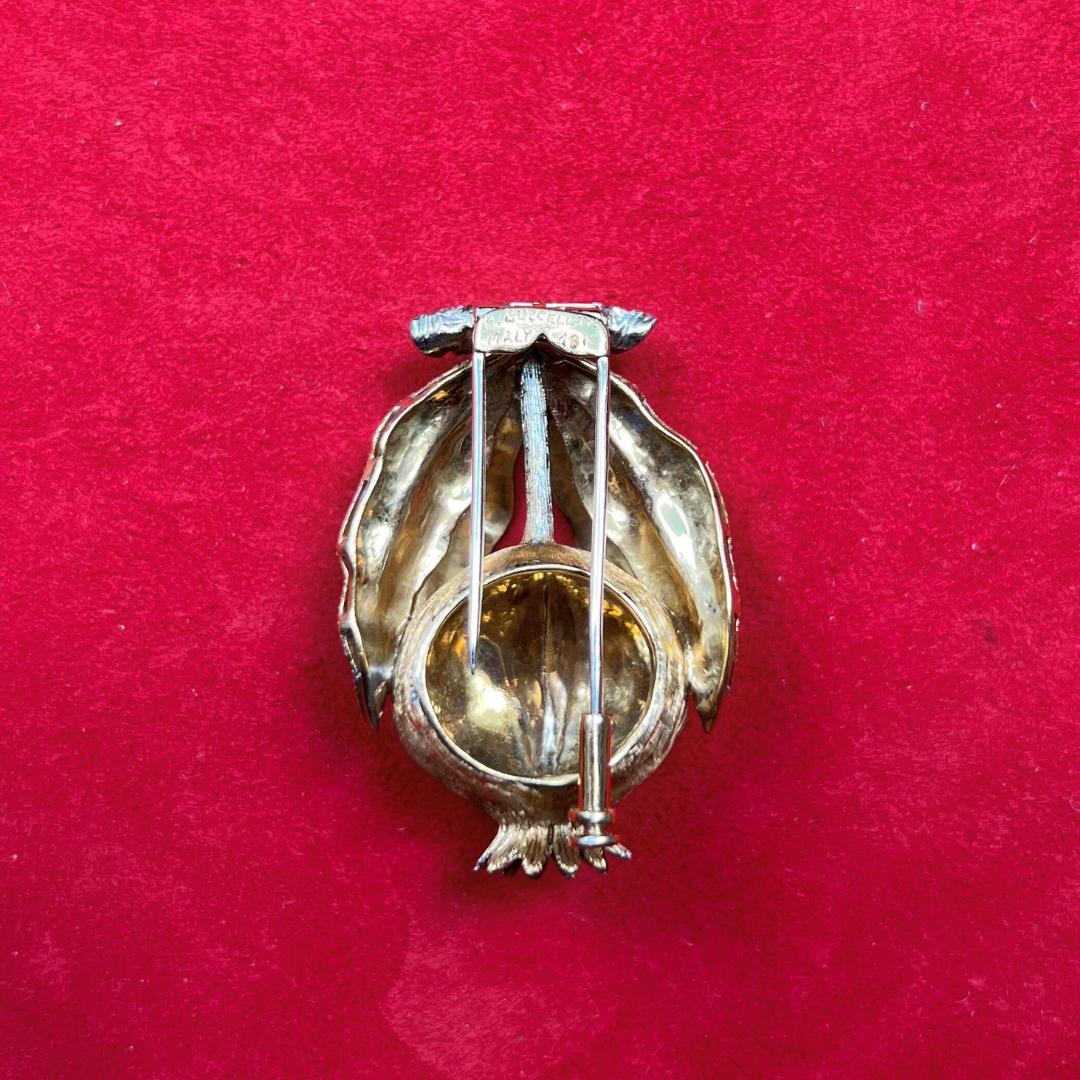 Mario Buccellati Spilla a forma di baccello di melograno in oro 18 carati, 1960 ca. In condizioni ottime a New York, NY