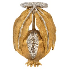 Mario Buccellati Spilla a forma di baccello di melograno in oro 18 carati, 1960 ca.
