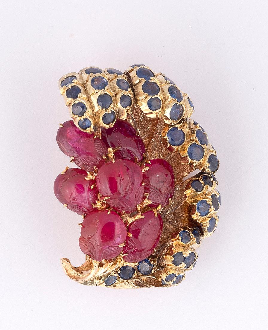 Designed as a flower, with cabochon cut rubies and sapphire.

Mounted in 18Kt Gold

Signed M. Buccellati,

Weight: 23.6 gr

Wide 21 mm

High 51 mm