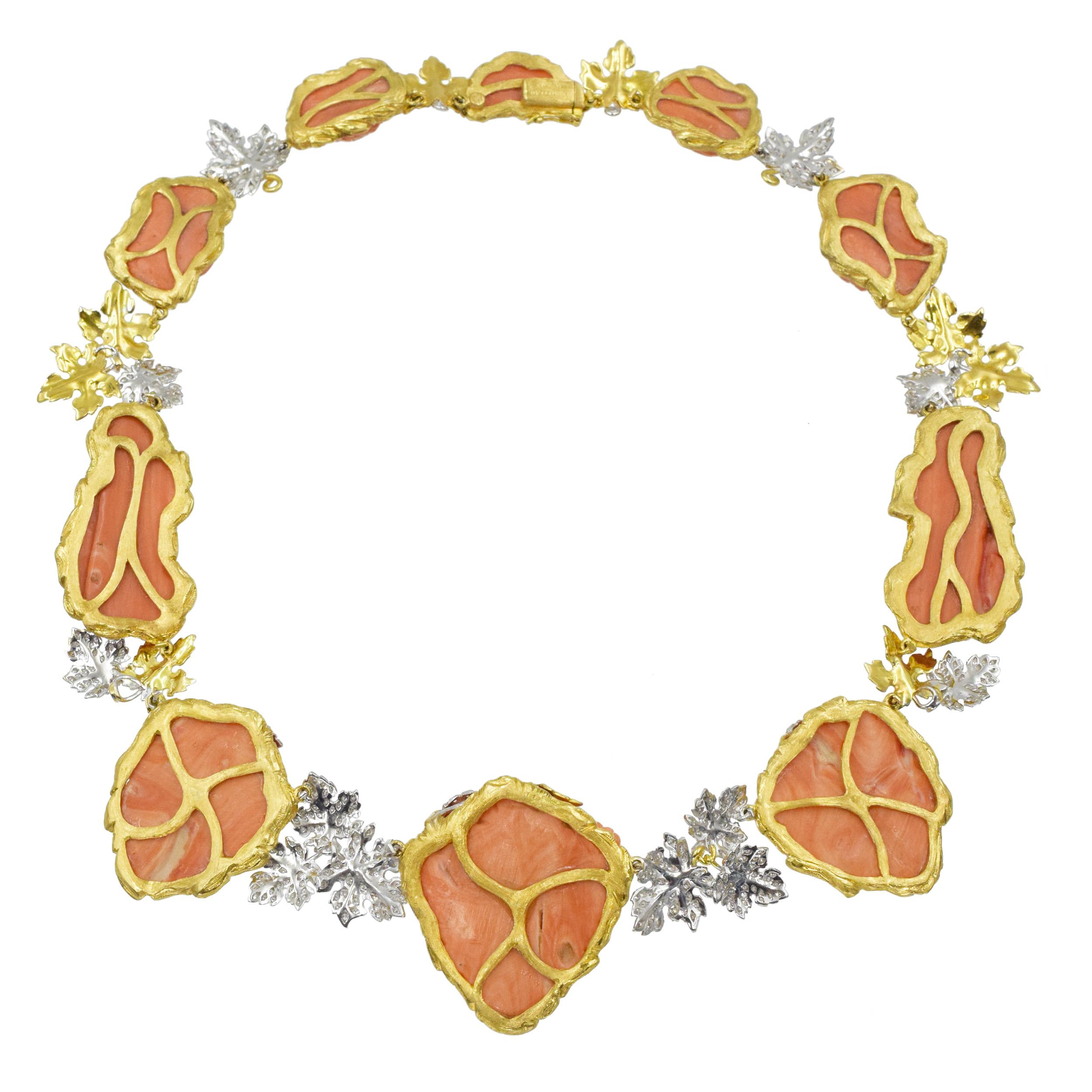 Mario Buccellati, collier en or jaune 18 carats avec corail sculpté et diamants Excellent état - En vente à New York, NY