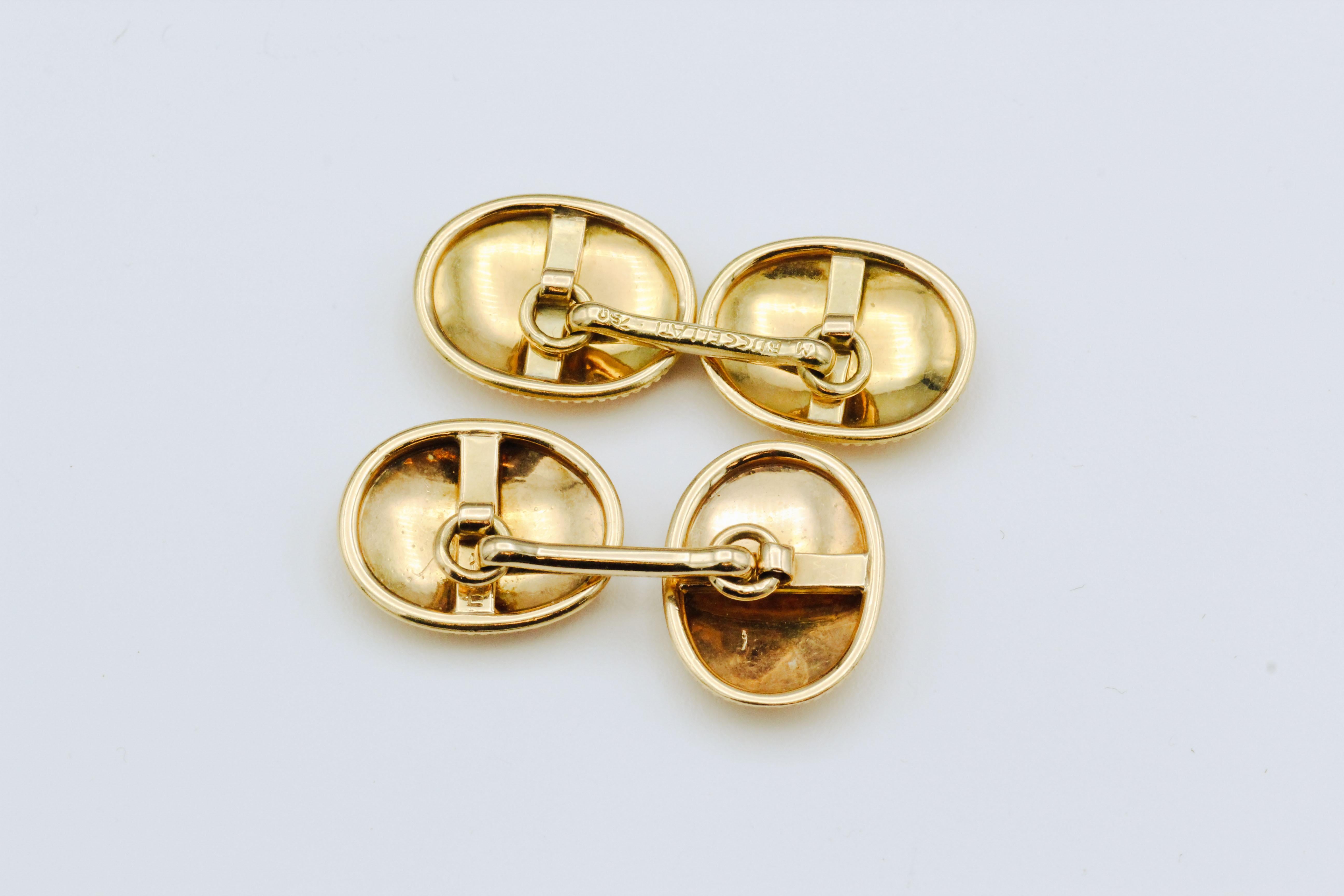 Fine pair of cufflinks in 18K yellow gold by Buccellati, circa 1960-70s. The cufflinks feature an oval shape with intricate hand etched workmanship, the gold is detailed in the trademark Buccellati Florentine satin-like finish. 

Hallmarks: M.