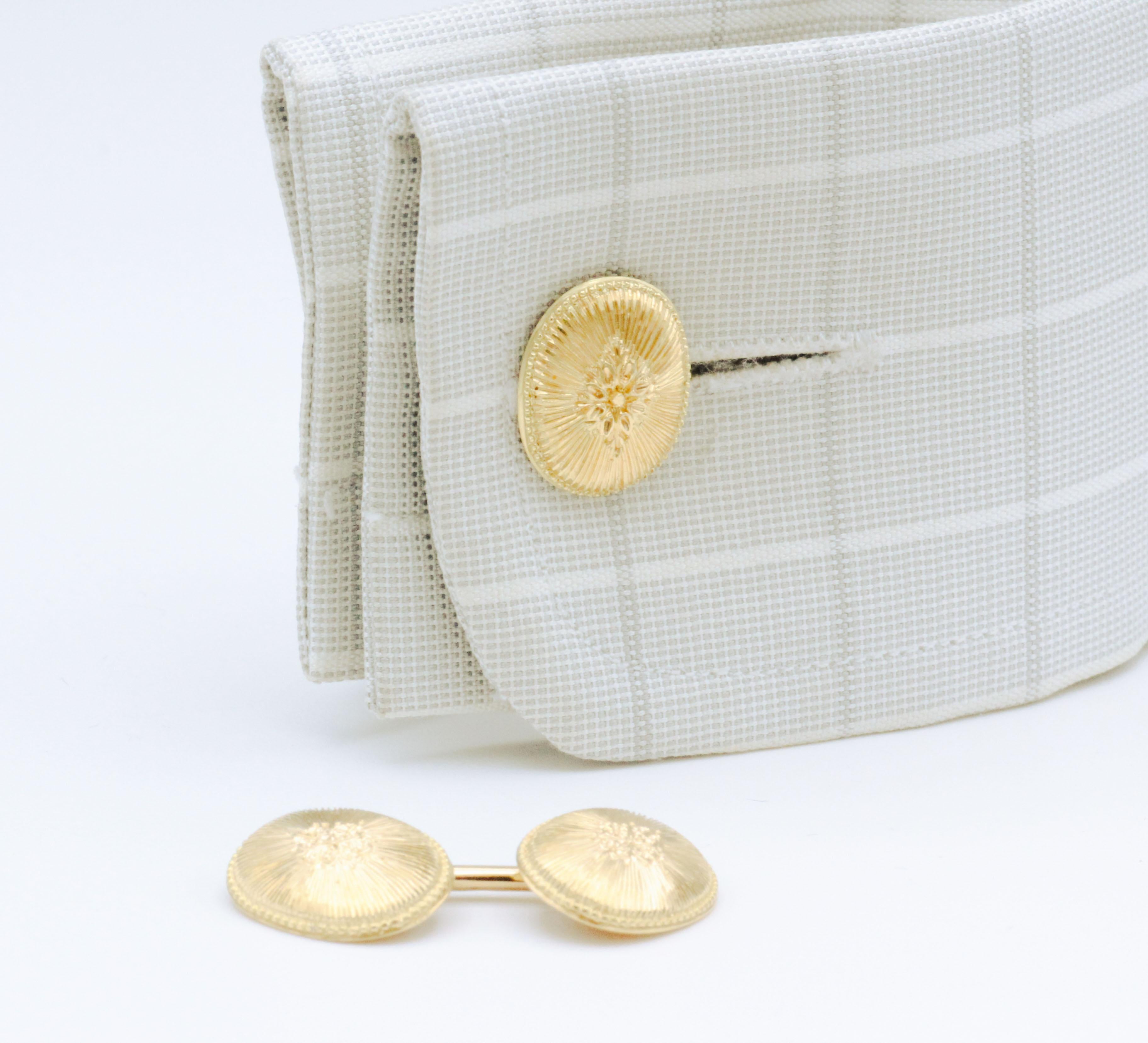 Mario Buccellati Classic 18 Karat Gold Cufflinks In Good Condition For Sale In New York, NY