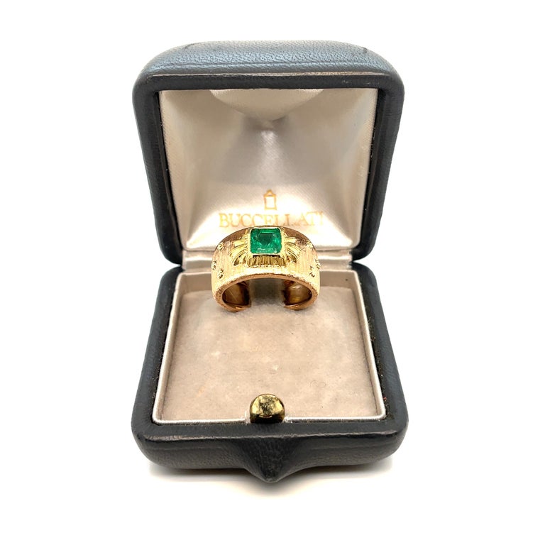 Mario Buccellati Colombian Emerald Gold Band Ring In Excellent Condition For Sale In Napoli, Italy