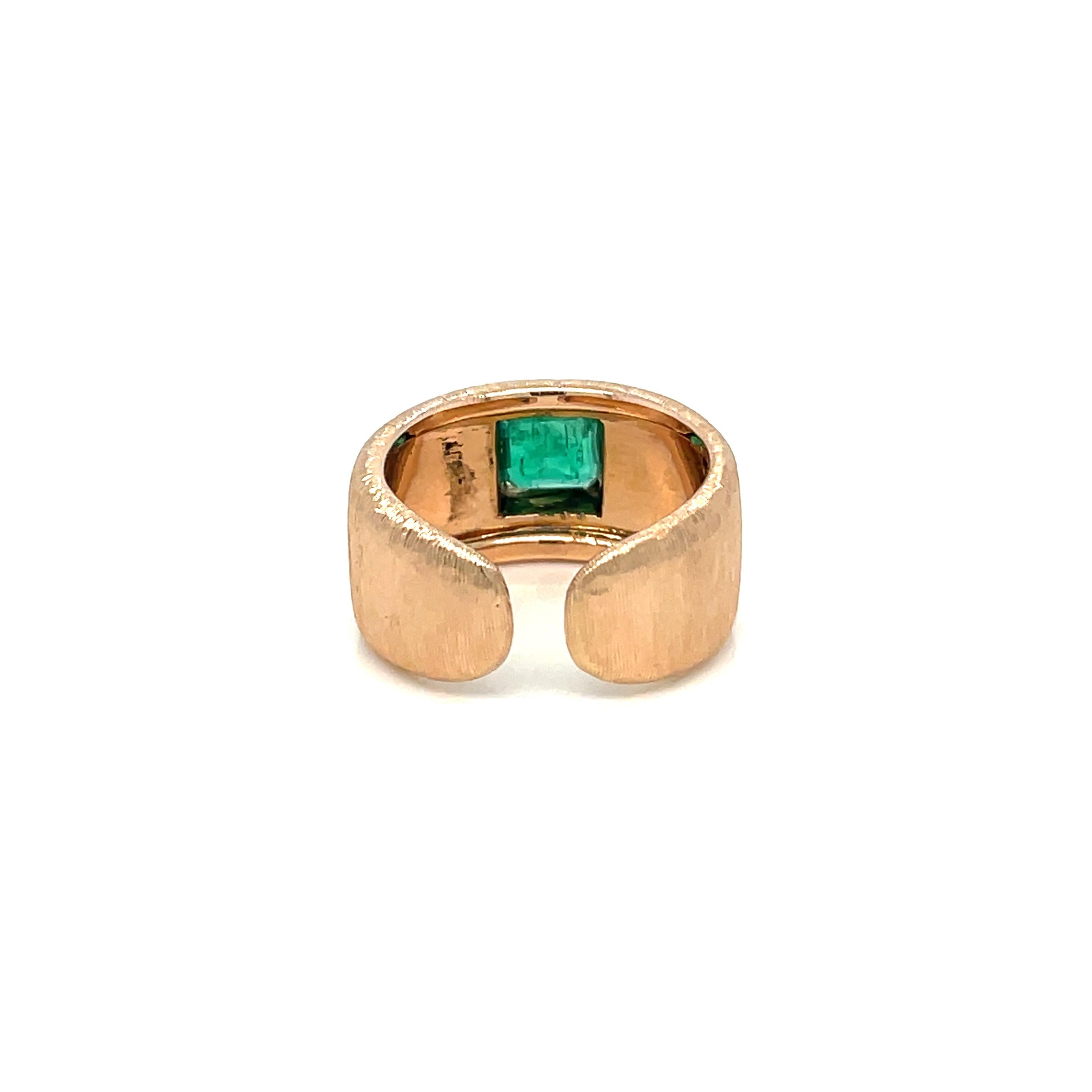 Mario Buccellati Colombian Emerald Gold Band Ring In Excellent Condition In Napoli, Italy