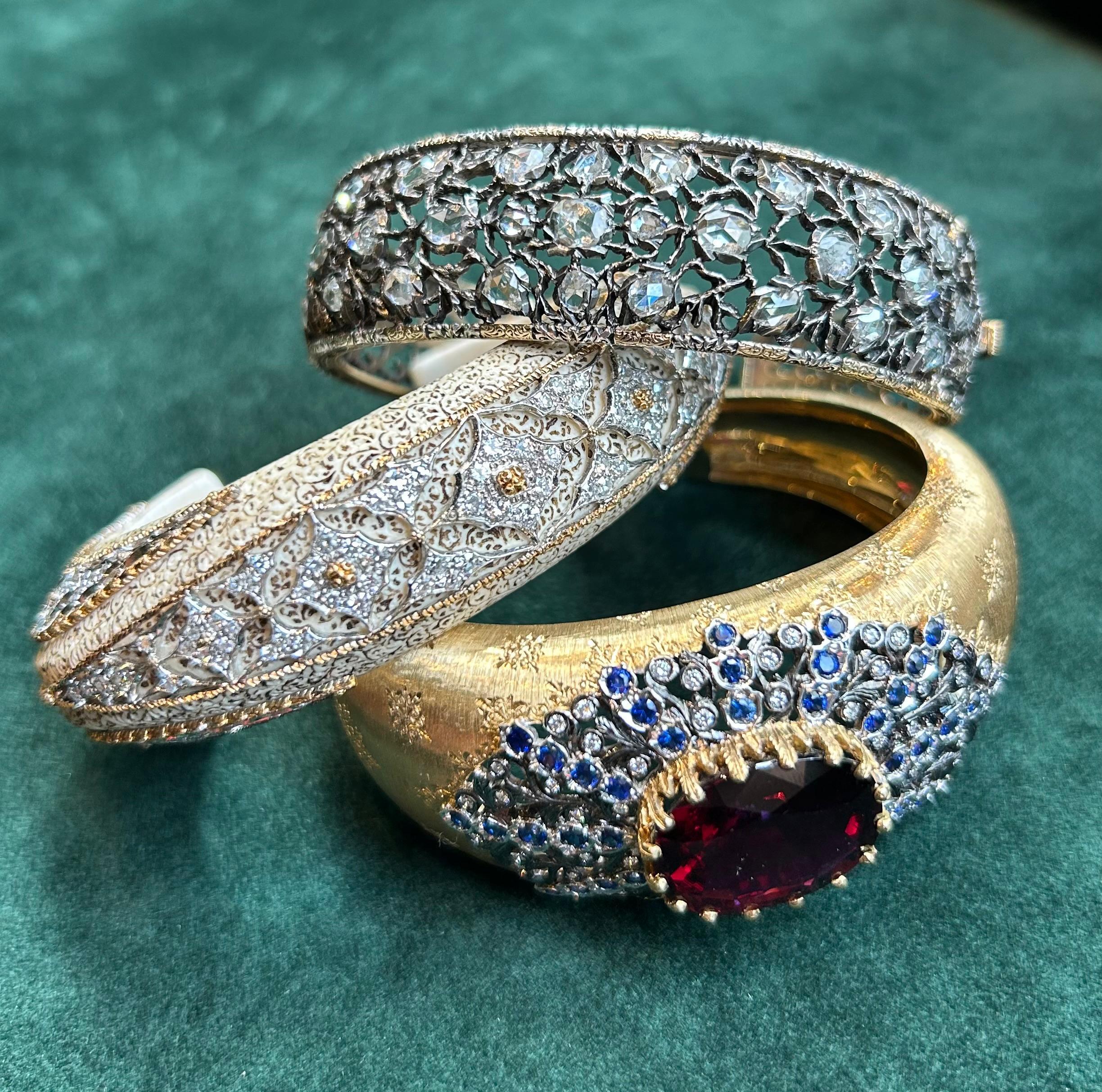 Circa 1960s
Rubélite taille coussin 24,60 cts
52 diamants, 44 saphirs
Or jaune
Poids total : 82,8 grammes
M-One : 