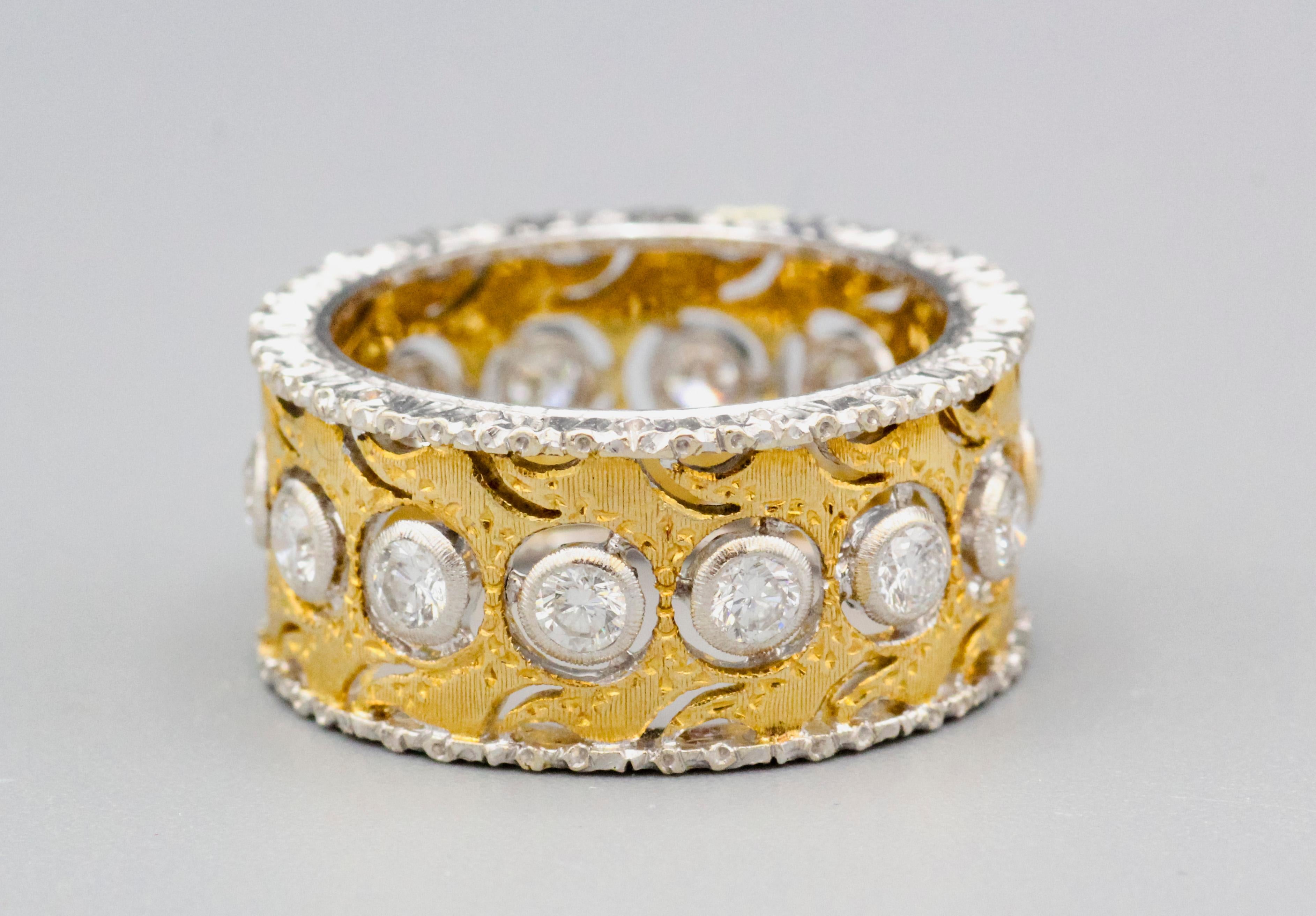 Gönnen Sie sich die zeitlose Schönheit des Mario Buccellati Ramage Diamond 18k Two-Color Gold Leaf Band Ring, ein schillerndes Zeugnis der italienischen Handwerkskunst, die für den Namen Buccellati steht. Dieser exquisite Ring, der vom legendären