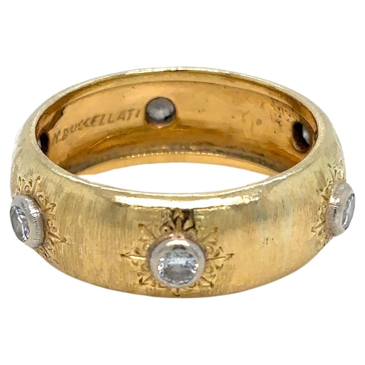 Ikonischer Buccellati-Ring aus Gelb- und Weißgold, besetzt mit 0,30 Karat farblosen Diamanten. Hergestellt in den 1960er Jahren 

Der Rigato-Effekt, der durch die handgefertigte Gravur erzielt wird, erreicht seinen Höhepunkt in der Collection'S. Die