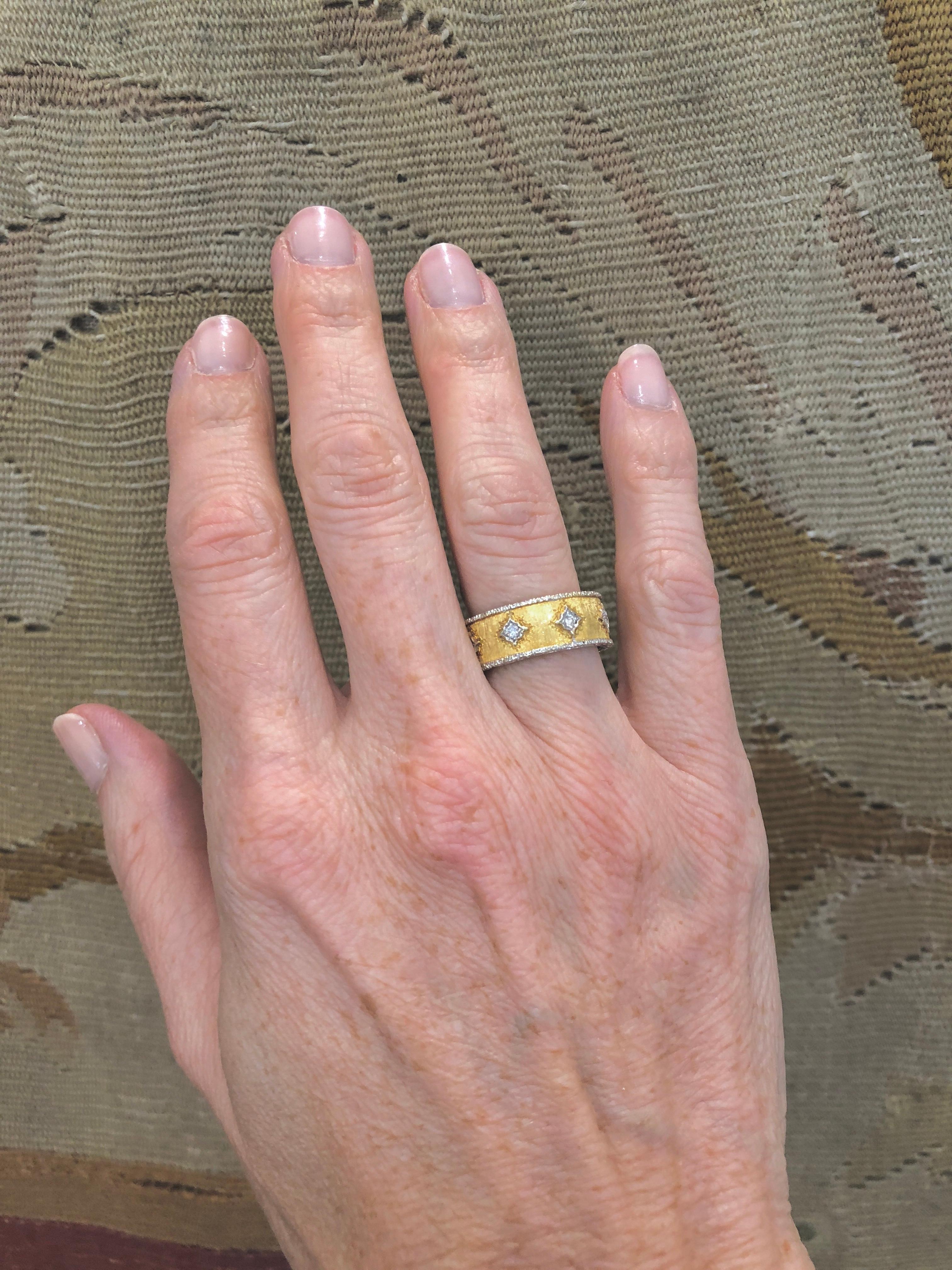Elegante texture 18k  or jaune et blanc  anneau décoré de diamants sur tout le pourtour.
Signé M. Buccellati