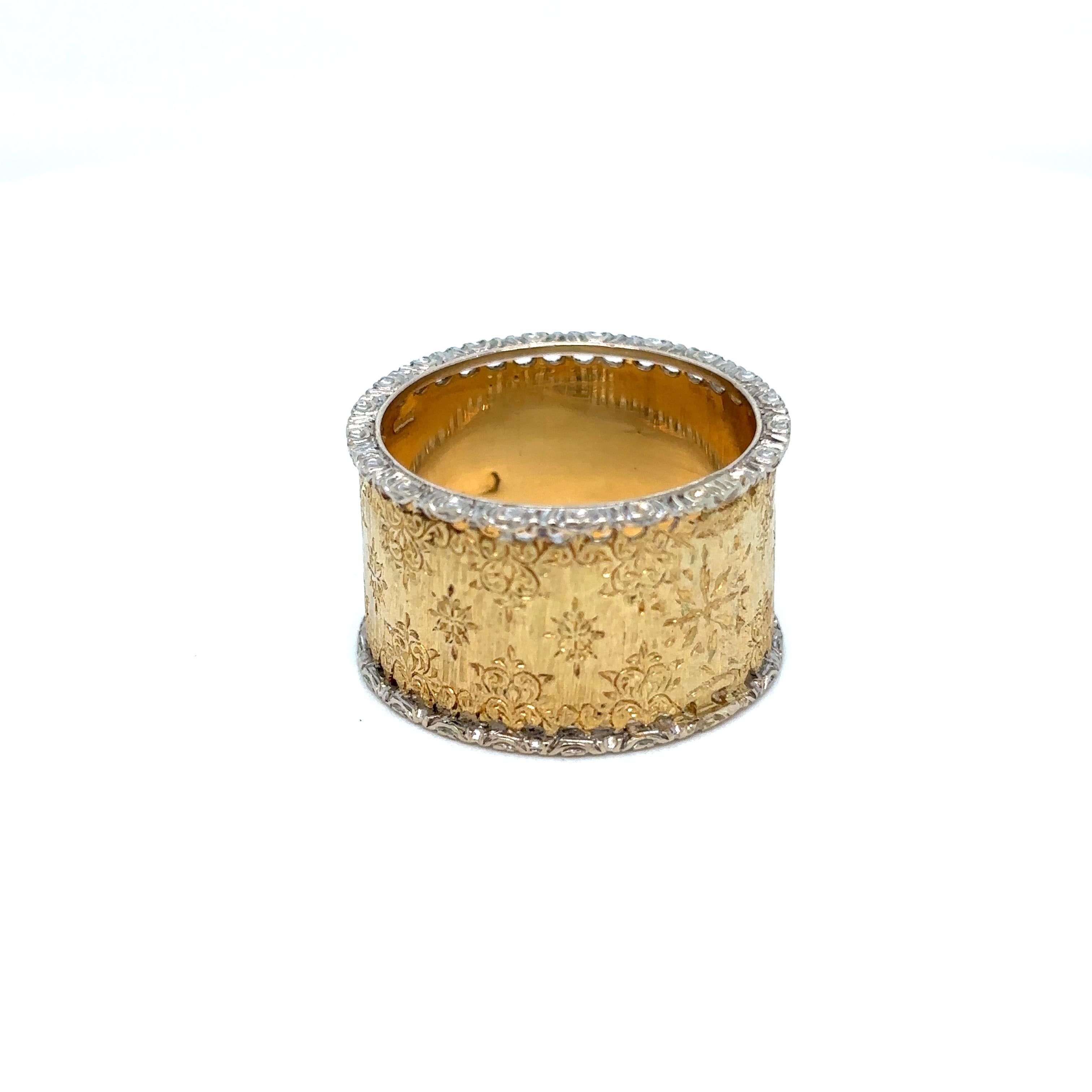 Schöner Ring mit Gravur von Mario Buccellati, handgefertigt in 18k Gelb- und Weißgold.
CIRCA 1960

Der magische schillernde Effekt der Goldoberfläche, der durch die sehr feine 