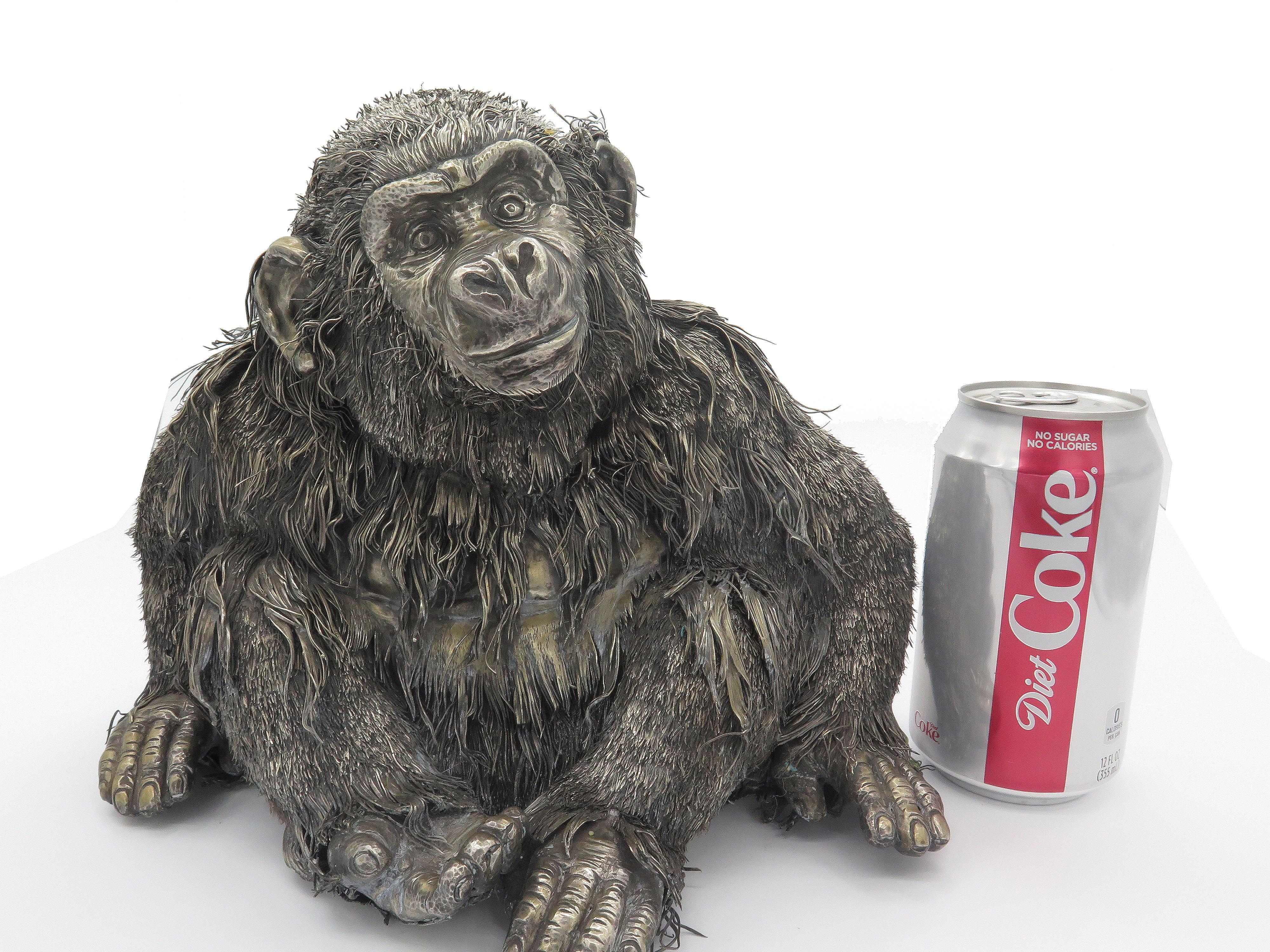 
Une création de Mario Buccellati, un singe italien en argent rare et exceptionnel.  Modélisé de façon réaliste dans une position assise, ce beau singe regarde avec curiosité le monde qui l'entoure.  Signé Buccellati.  Mesures : Hauteur - 8,50