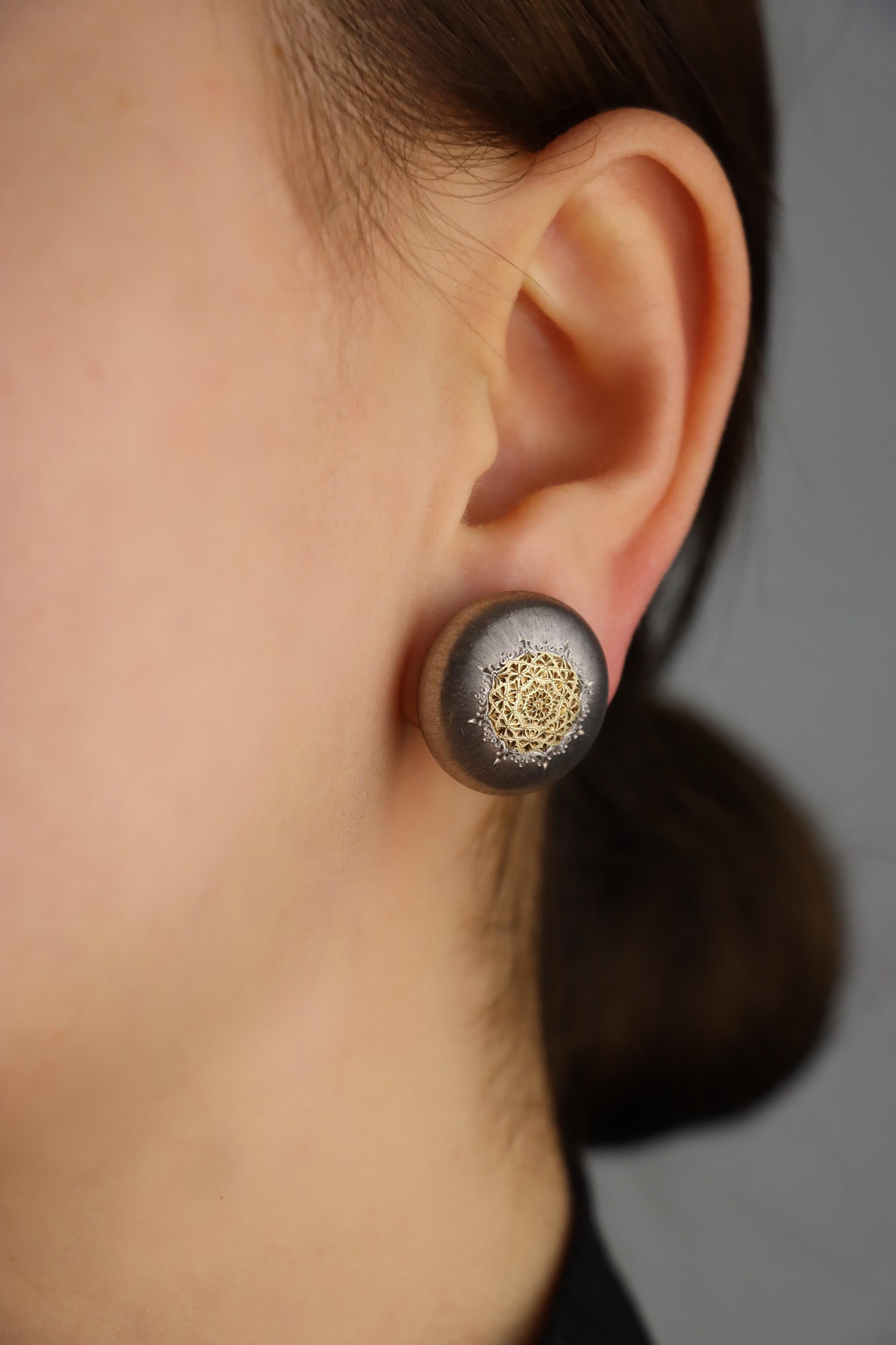 Pendientes Mario Buccellati Geminato de oro y plata de 18 quilates

Marcado:
18K
Buccellati 
Italia

Dimensiones aproximadas:
2 cm (Diámetro) 
12,6 gramos de peso.