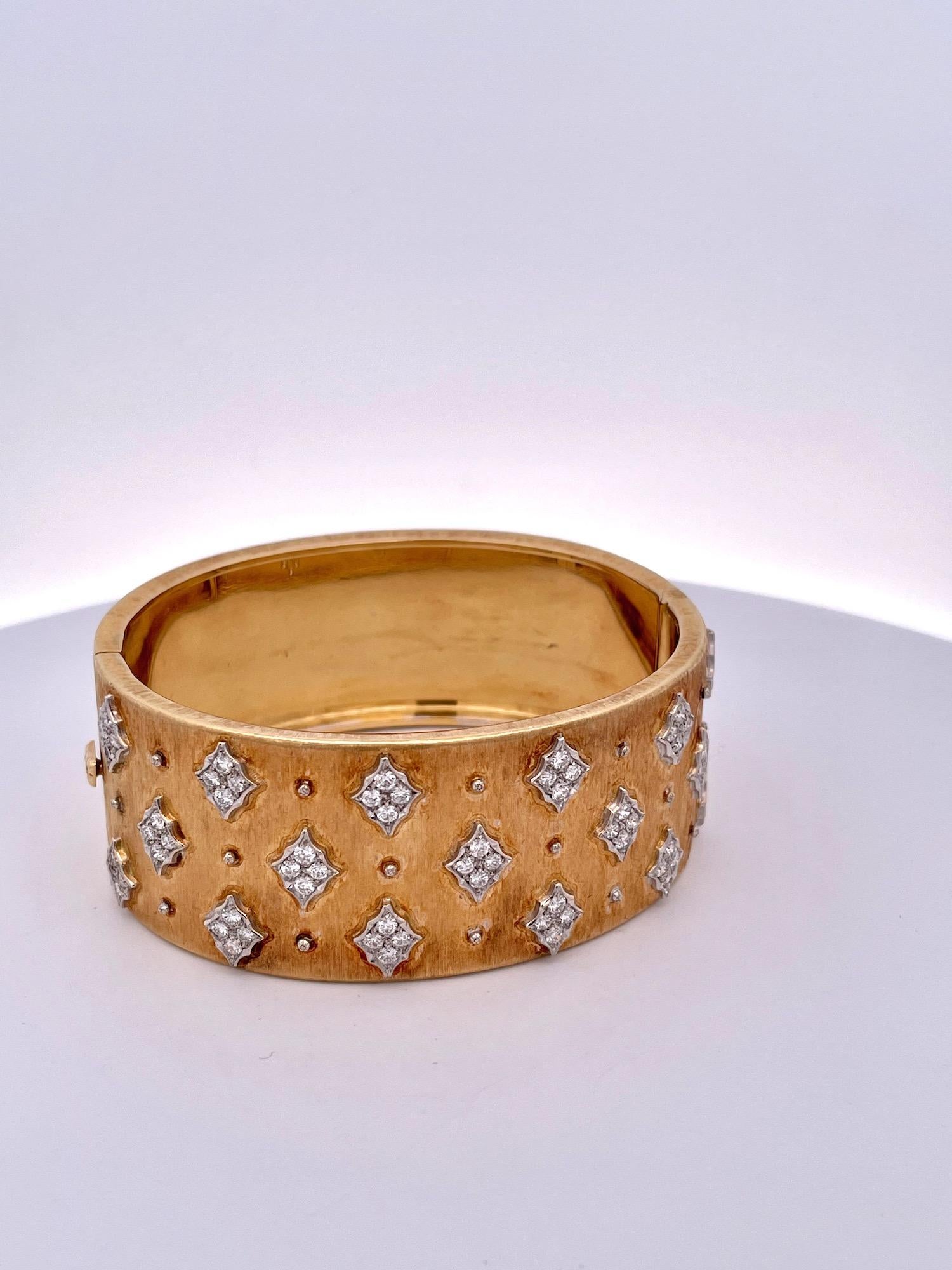 Ho appena ricevuto questo magnifico bracciale Mario Buccellati.  Questo prodotto proviene dal K.K. ed è stato realizzato negli anni '60.  È ricoperto da 17 placche a forma di stella riempite di diamanti.  Ogni stella ha 4 diamanti rotondi per un