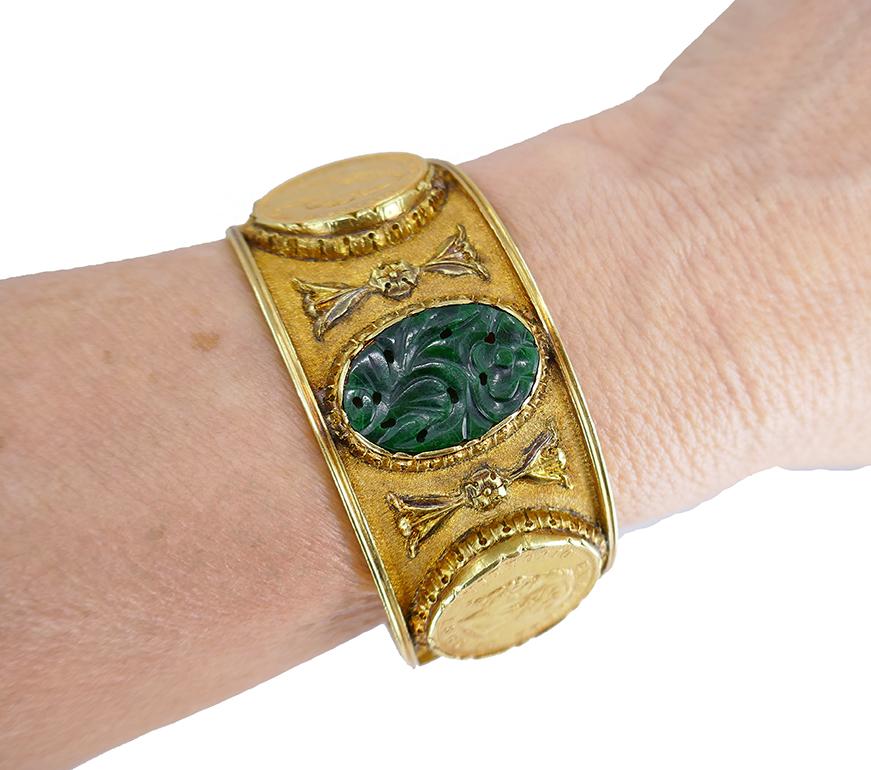 Taille ovale Mario Buccellati Gold Coin Bracelet Carved Jade Vintage Bangle Estate Jewelry en vente