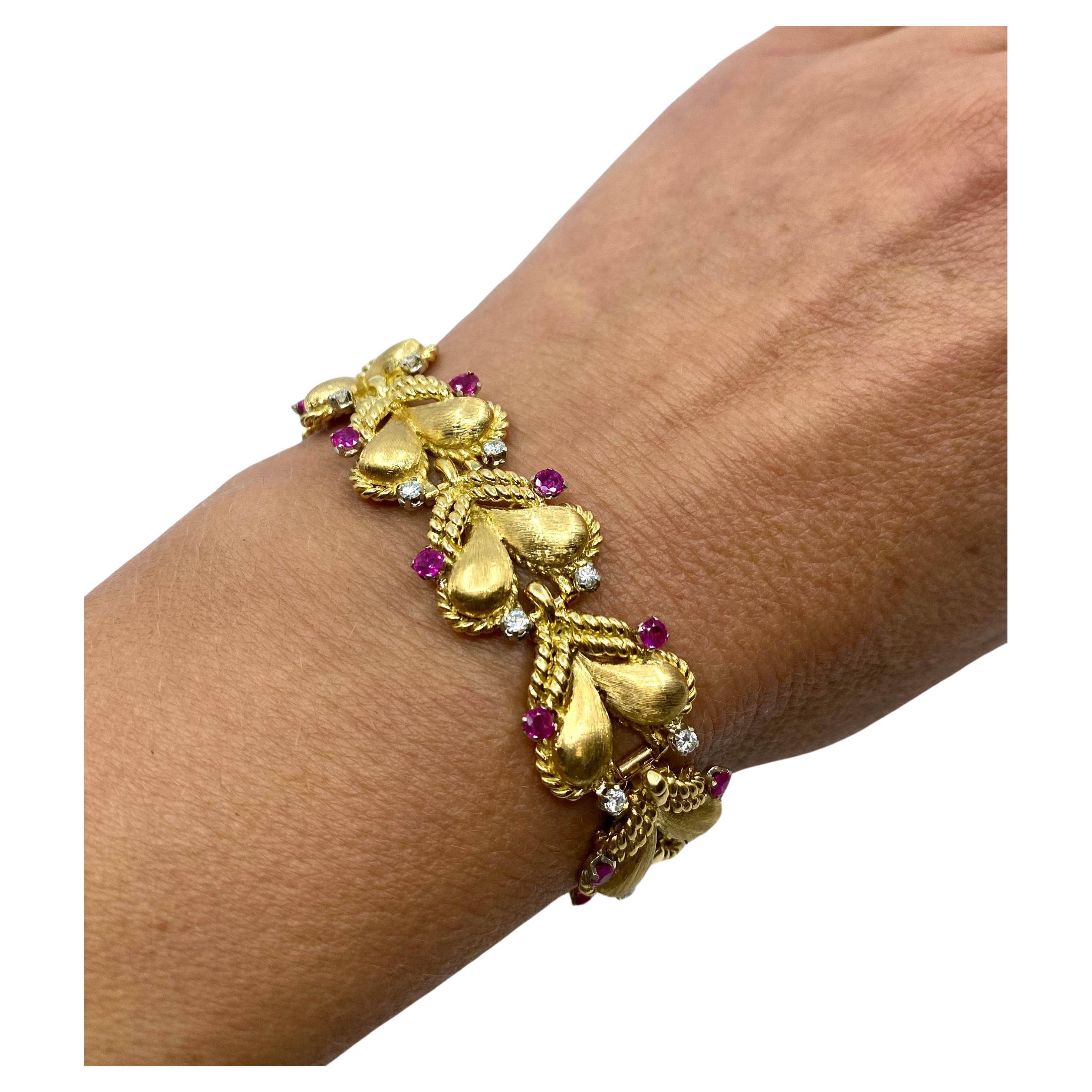 Round Cut Mario Buccellati Gold Heart Design Bracelet with Gemstones For Sale