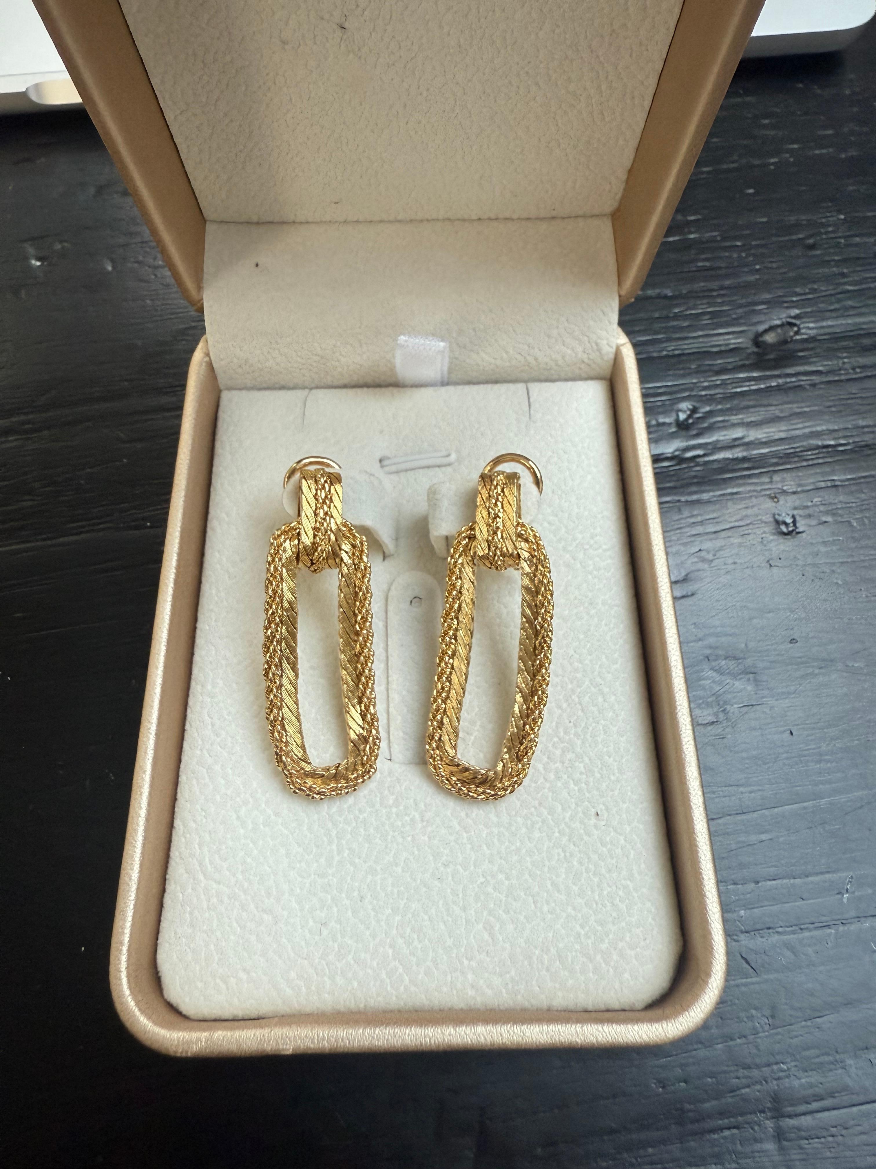 A striking pair of earrings crafted in 18-karat gold, designed in Buccellati’s signature stylised rope motif. Elegant and timeless, the textured gold showcases the house’s exceptional craftsmanship and intricate attention to detail.

Size: