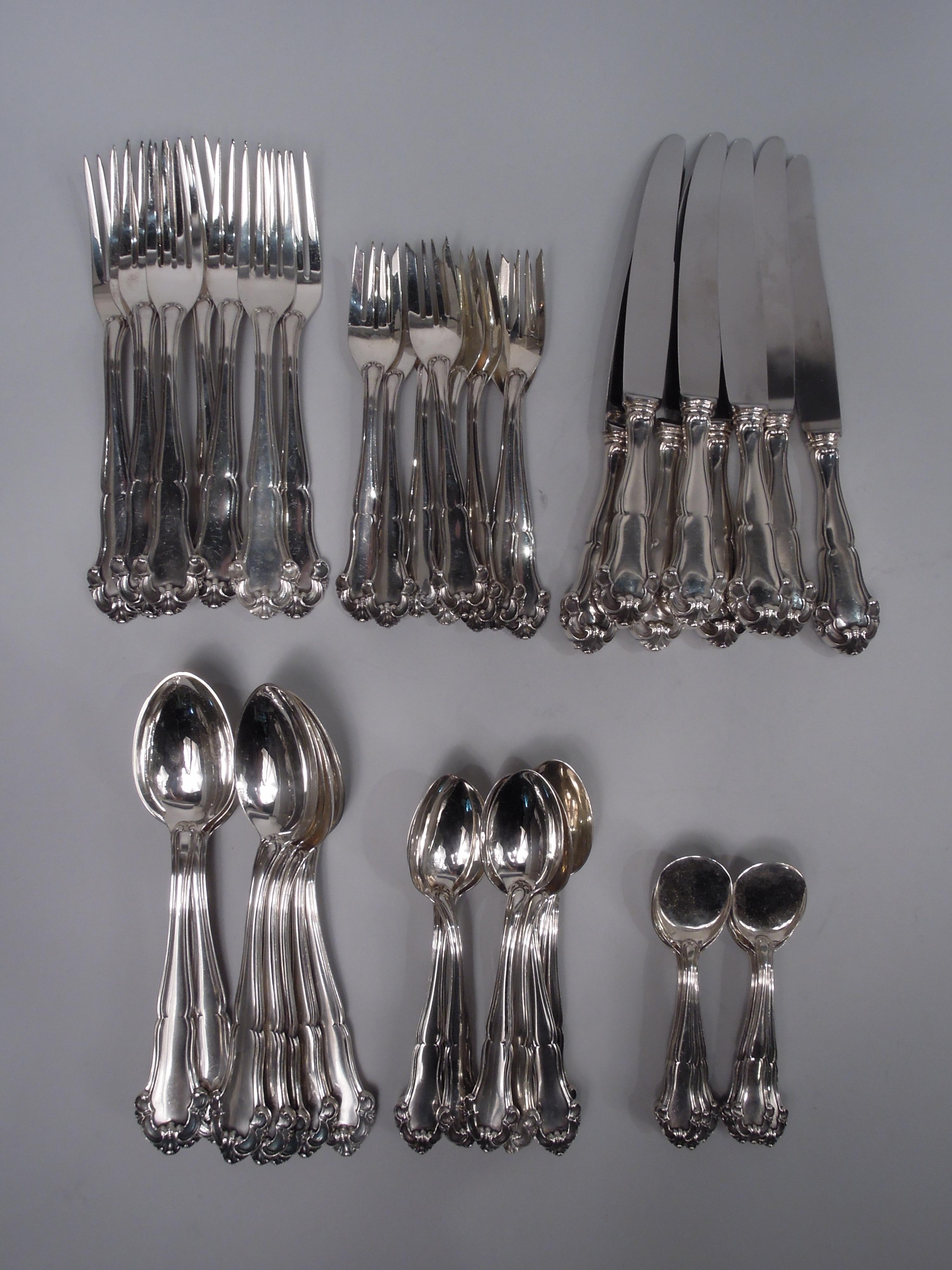 Grande Imperiale sterling silver dinner set. Made by Mario Buccellati in Italy. This set comprises 48 pieces (dimensions in inches):

Forks: 8 dinner forks (8 5/8) and 8 salad forks (7);

Spoons: 8 tablespoons (8 1/2), 8 dessert spoons (6 7/8), and